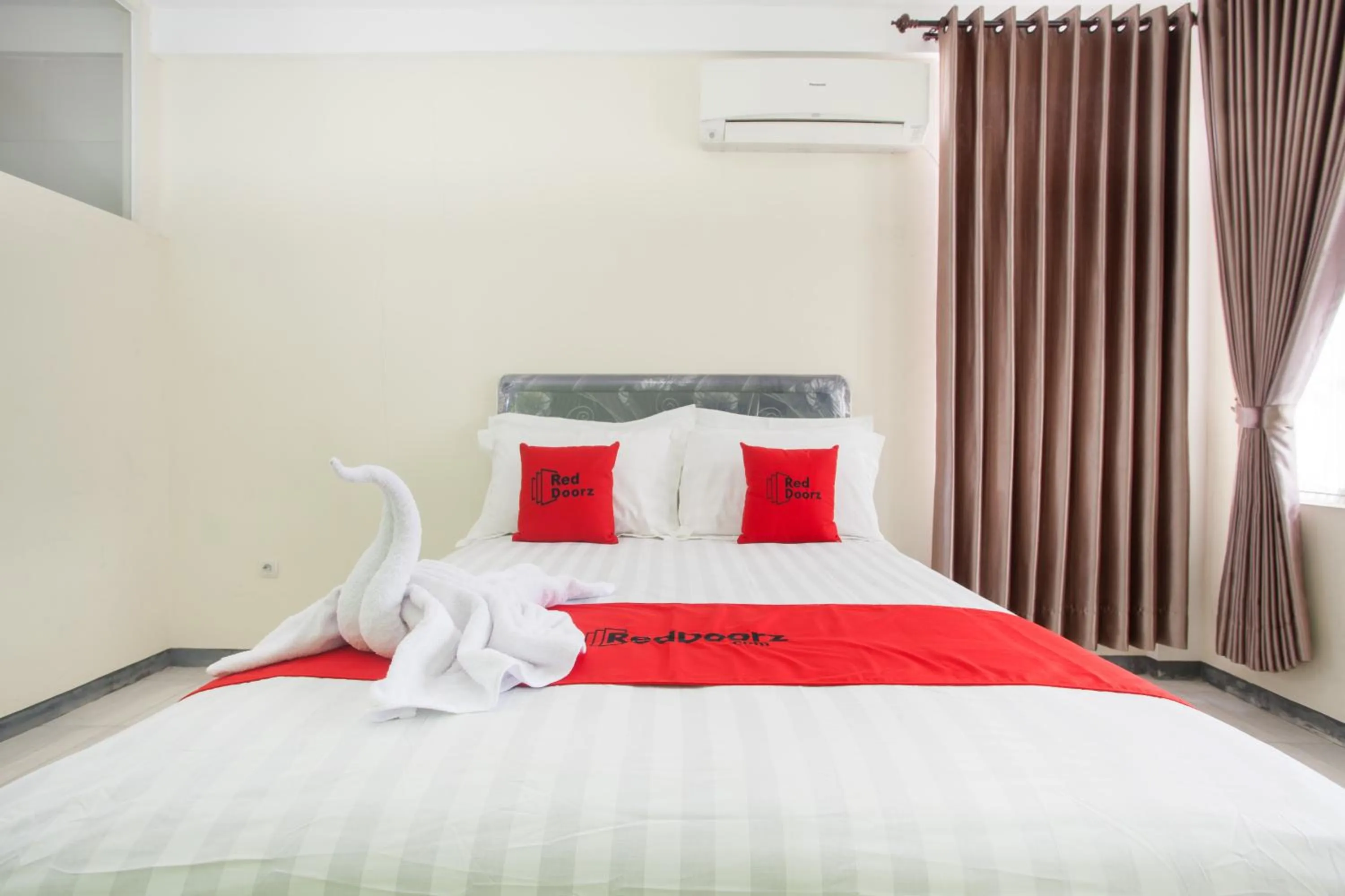 Double Room in RedDoorz near Museum Angkut Batu 2