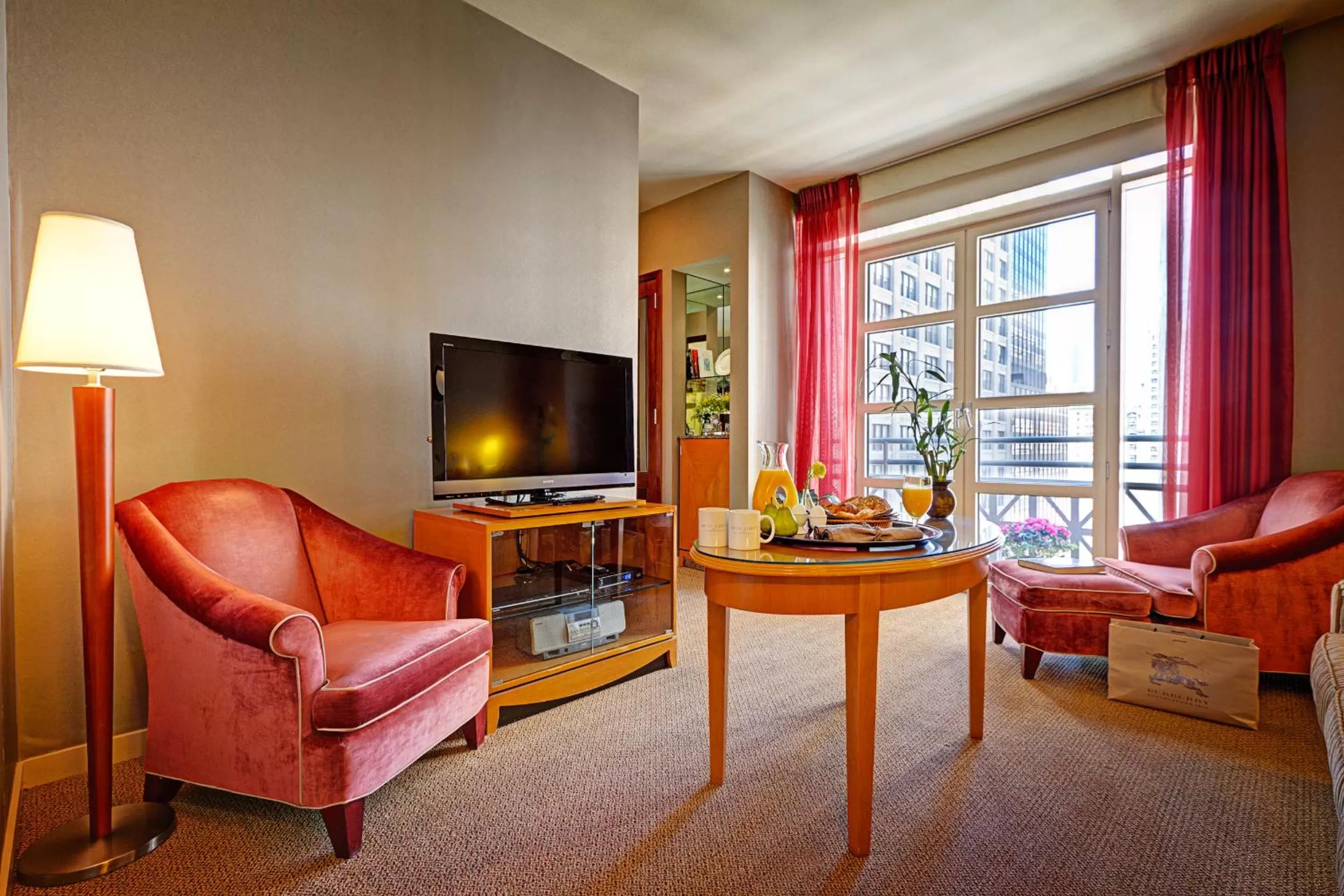 King Suite with Balcony in Hotel Giraffe by Library Hotel Collection