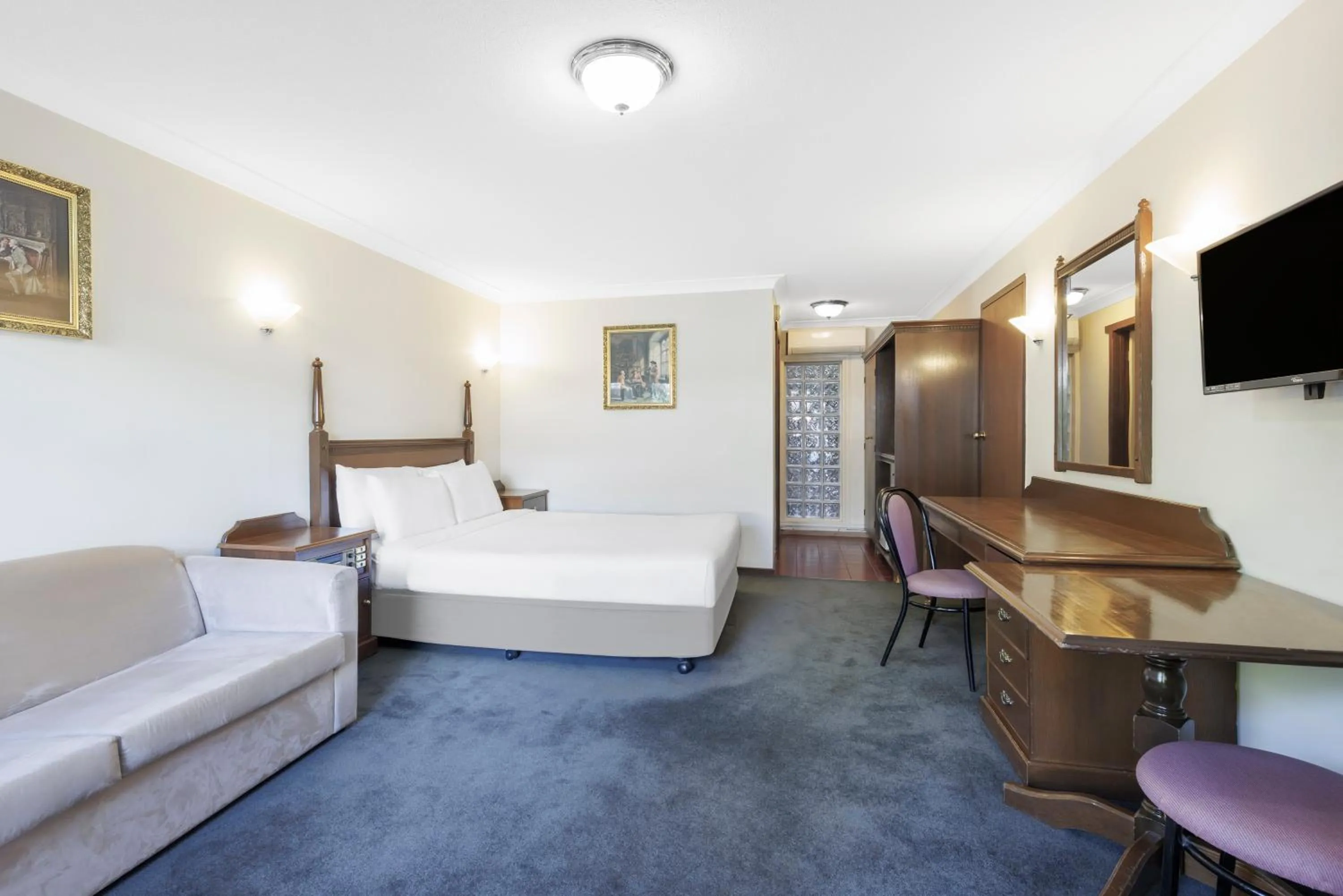 Standard Suite in Elizabethan Lodge