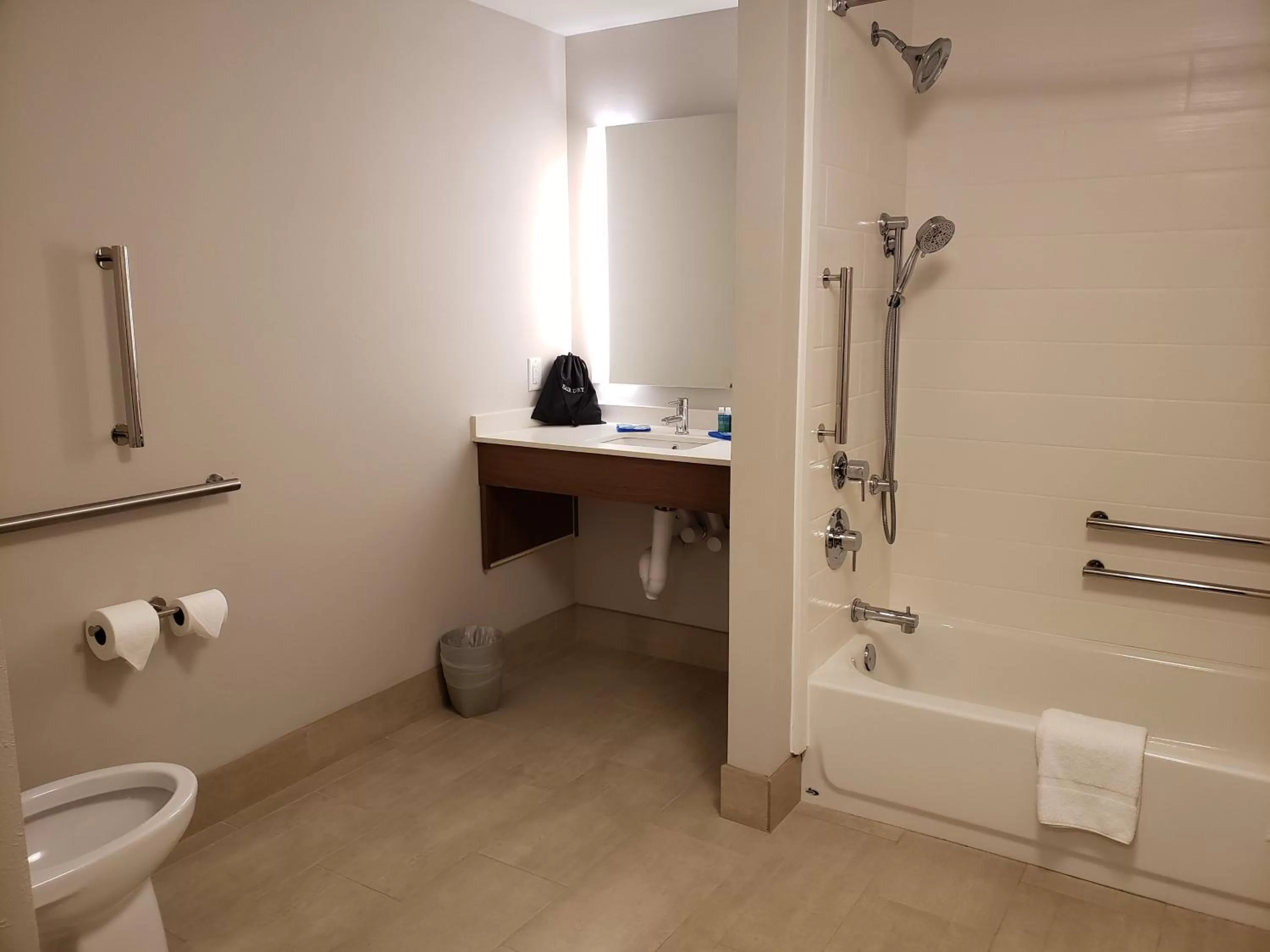 Queen Room with Two Queen Beds - Mobility Access Tub/Non-Smoking in Holiday Inn Express - Macon North, an IHG Hotel