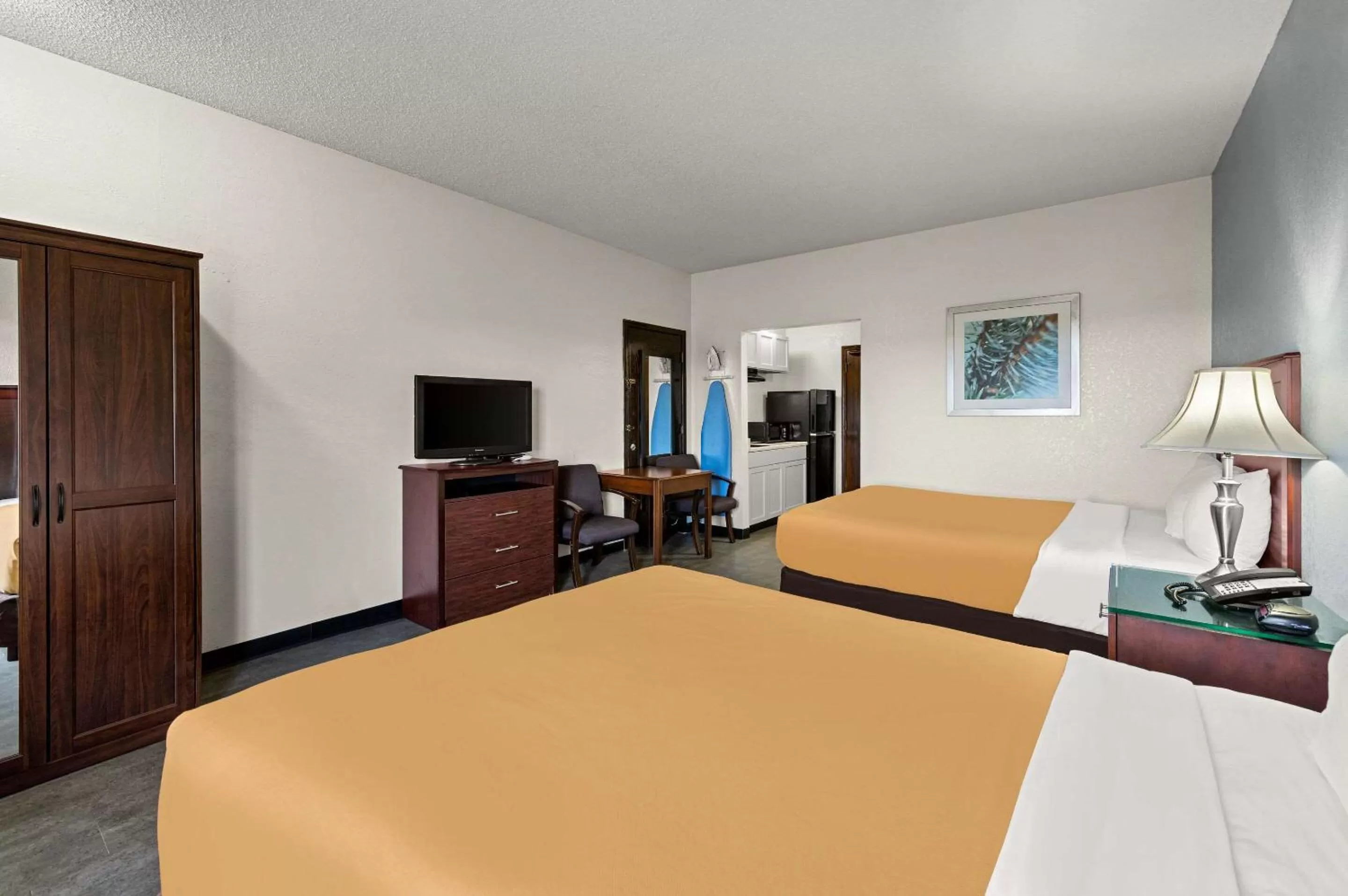 Deluxe Double Room in Suburban Studios Kansas City Airport North