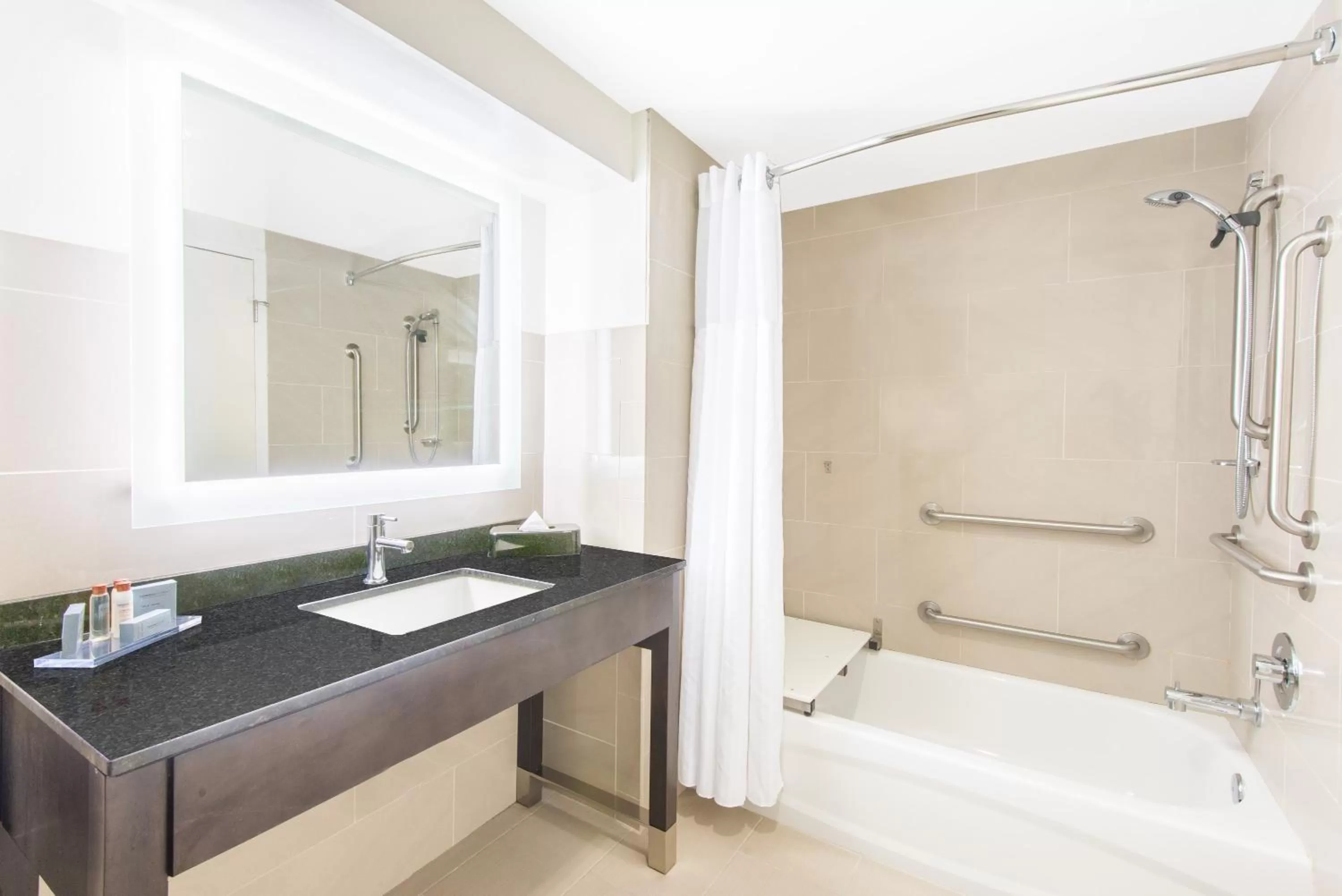 Deluxe Queen Room with Two Queen Beds and Bath Tub - Mobility/Hearing Accessible - Non-Smoking in Wingate by Wyndham Niagara Falls