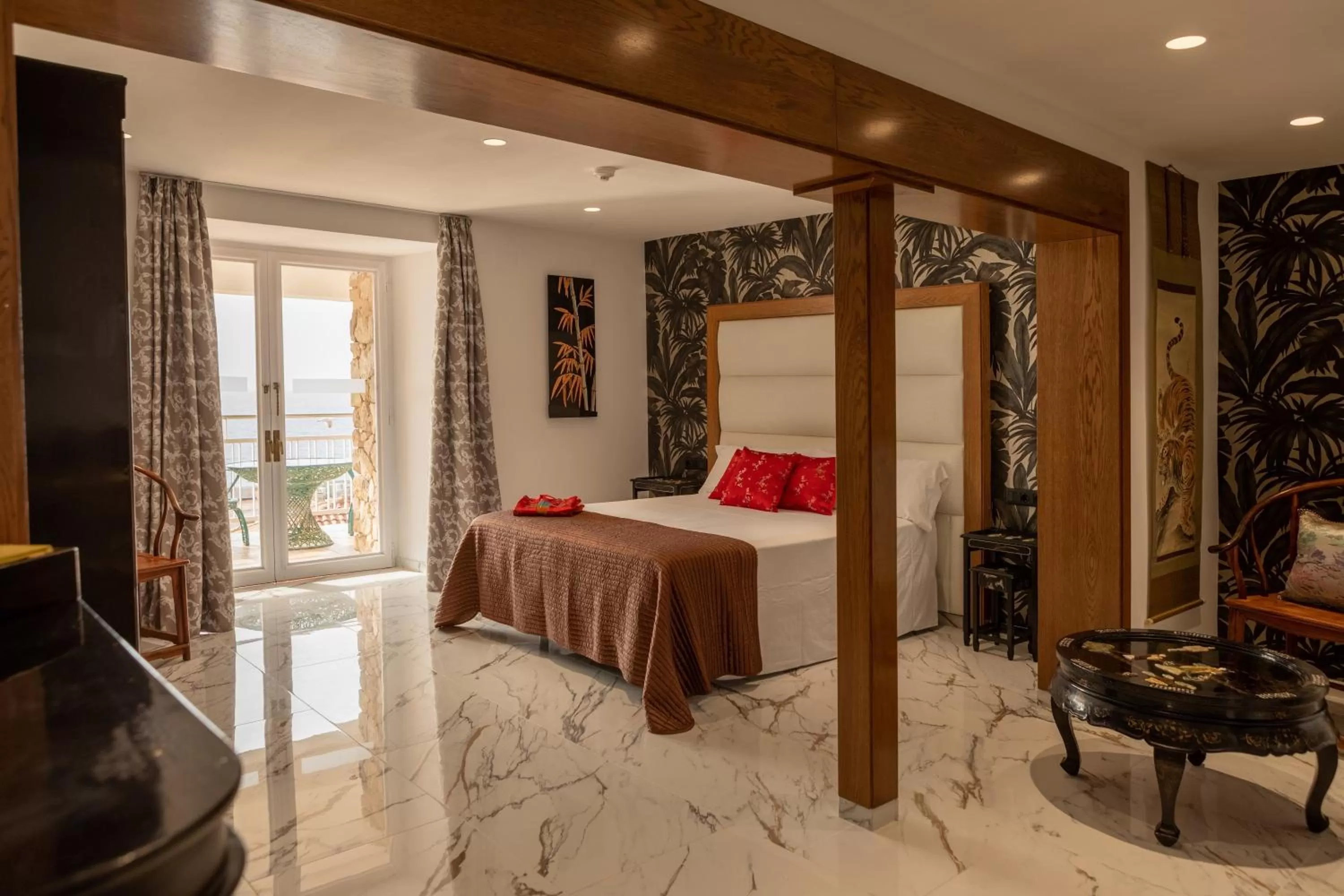 Superior Suite with Sea View in Hotel Roger de Flor by Seleqtta