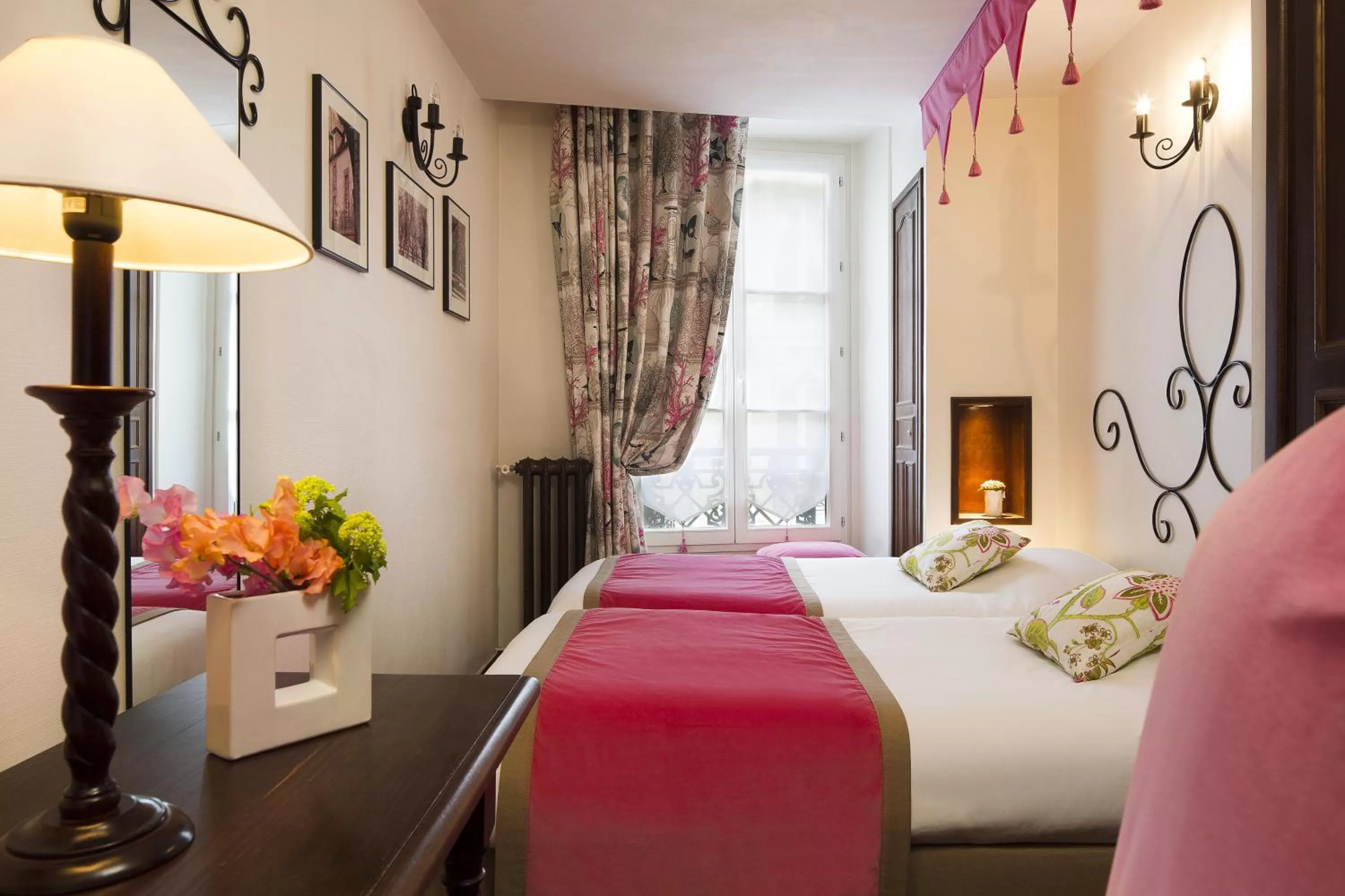 Twin Room in Castex Hotel