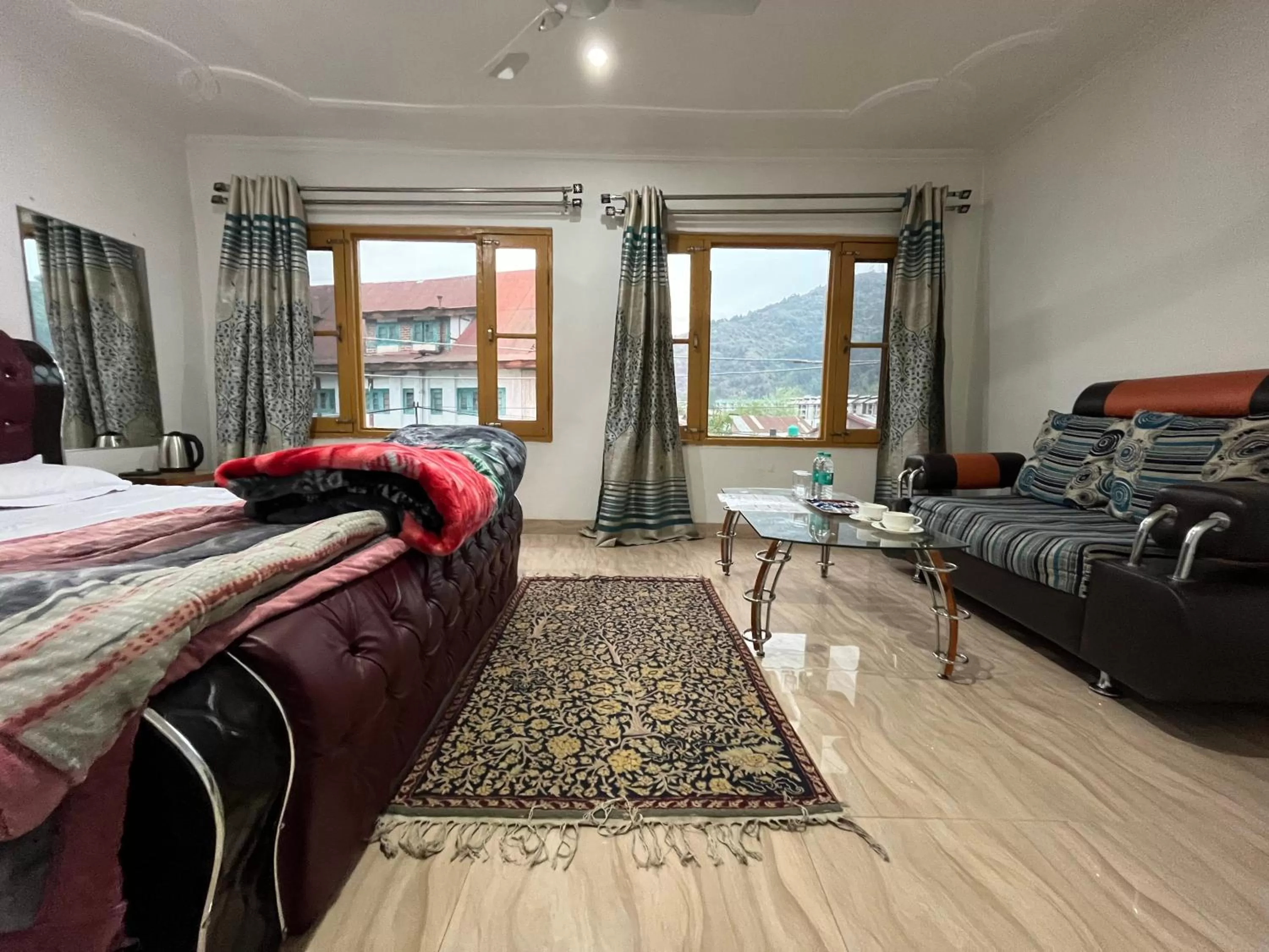 King Room with Lake View - single occupancy in Hotel Crescent