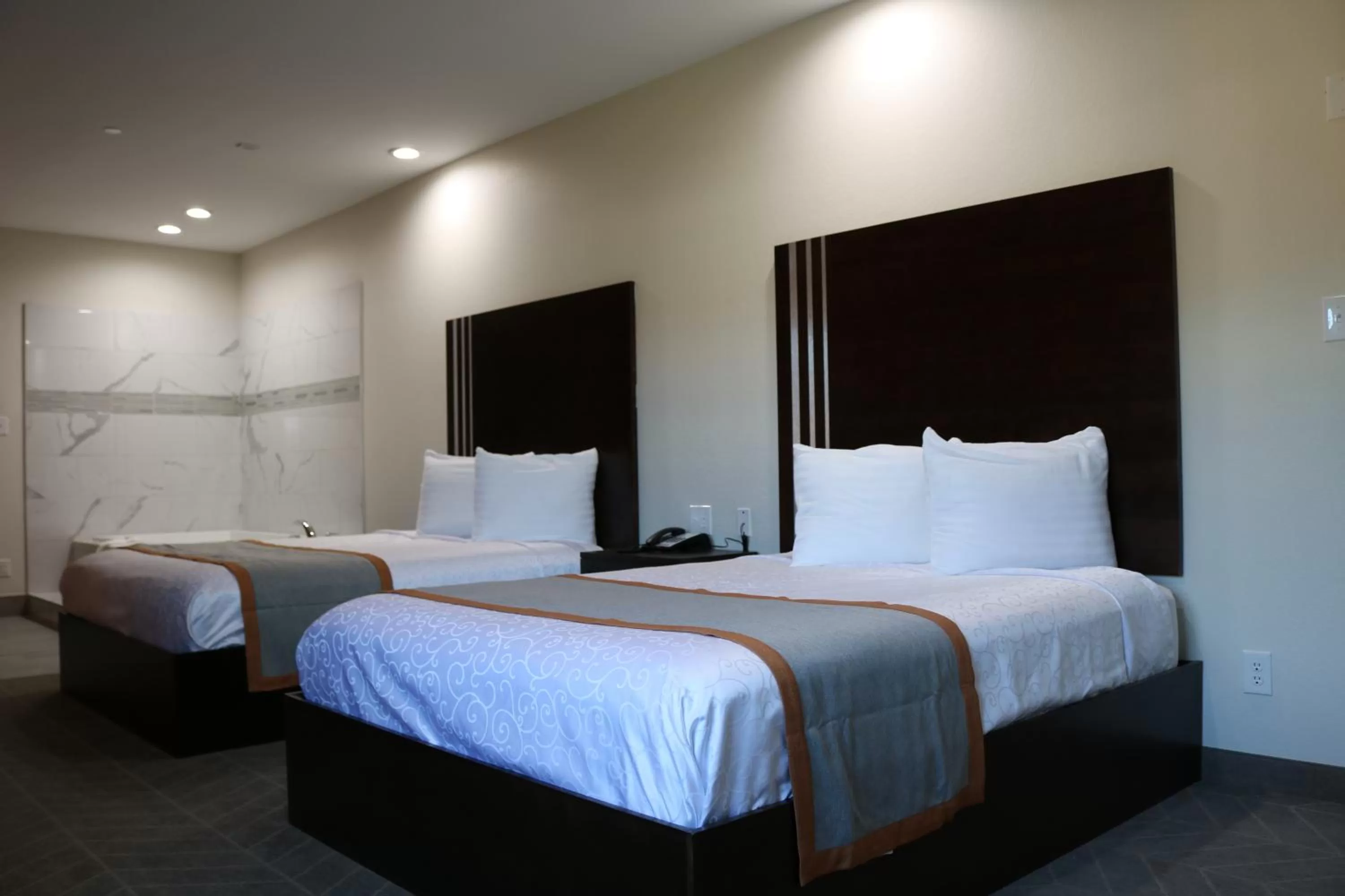 King Suite with Spa Bath in Scottish Inn & Suites - IAH Airport