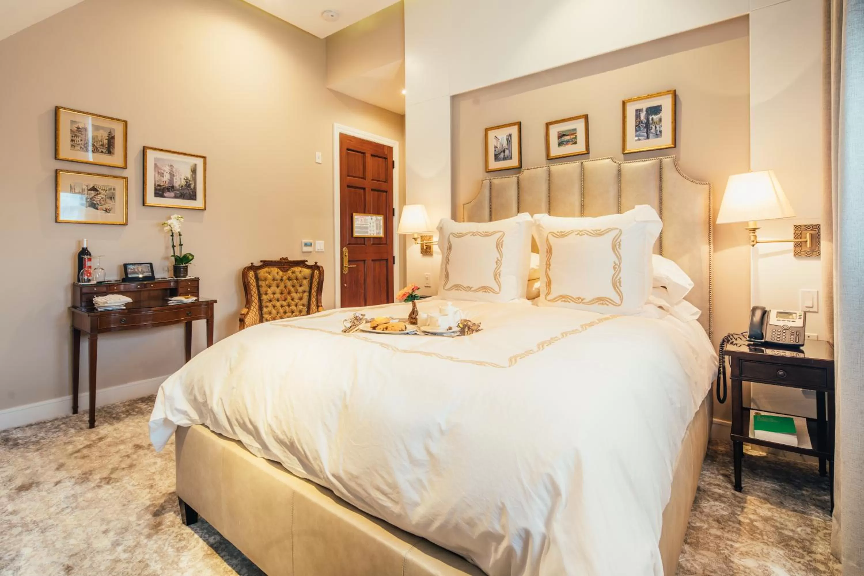 Queen Room in Neighbourgood Sutter Mansion