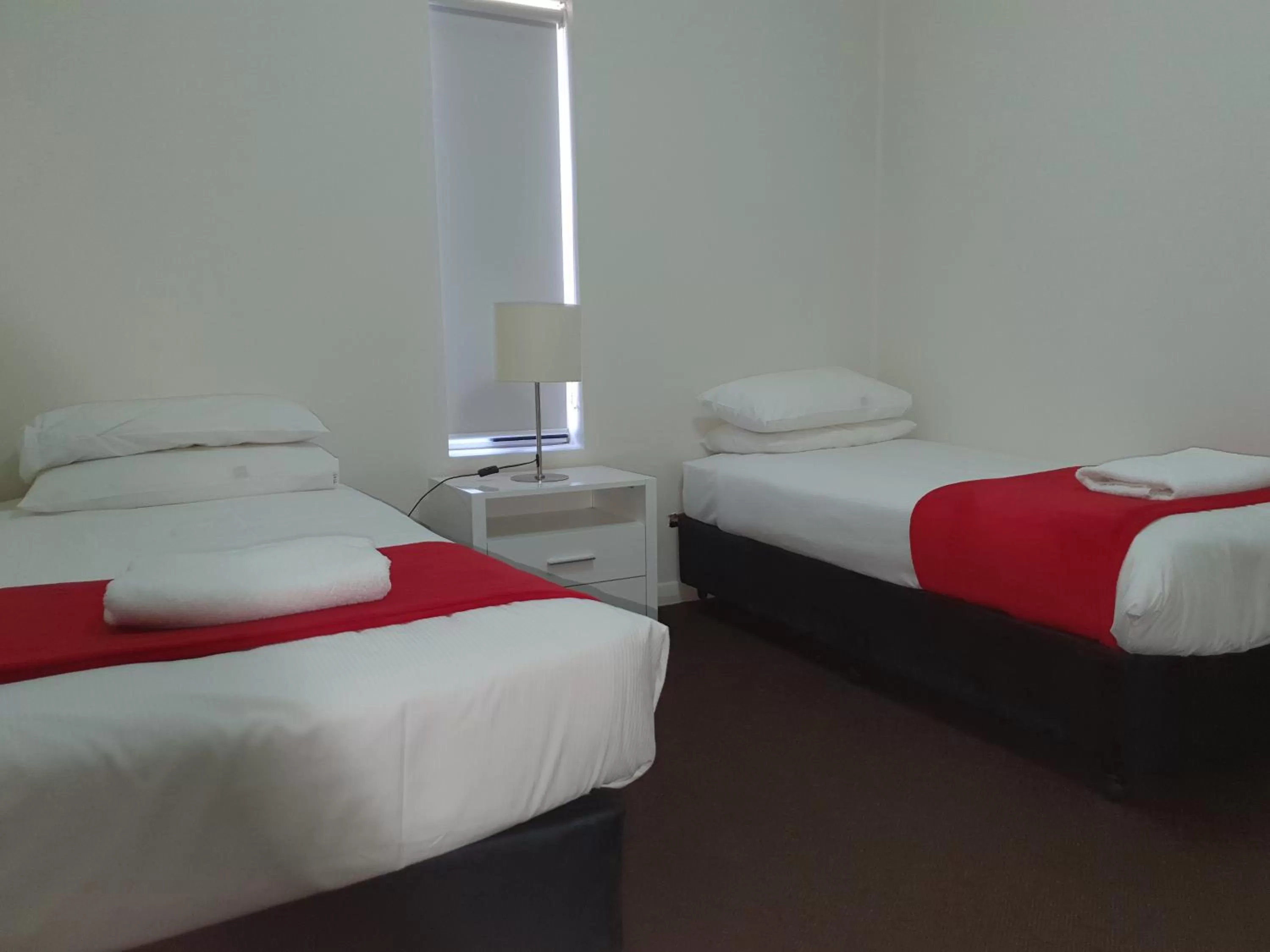 Standard Twin Room in ibis Styles Broken Hill