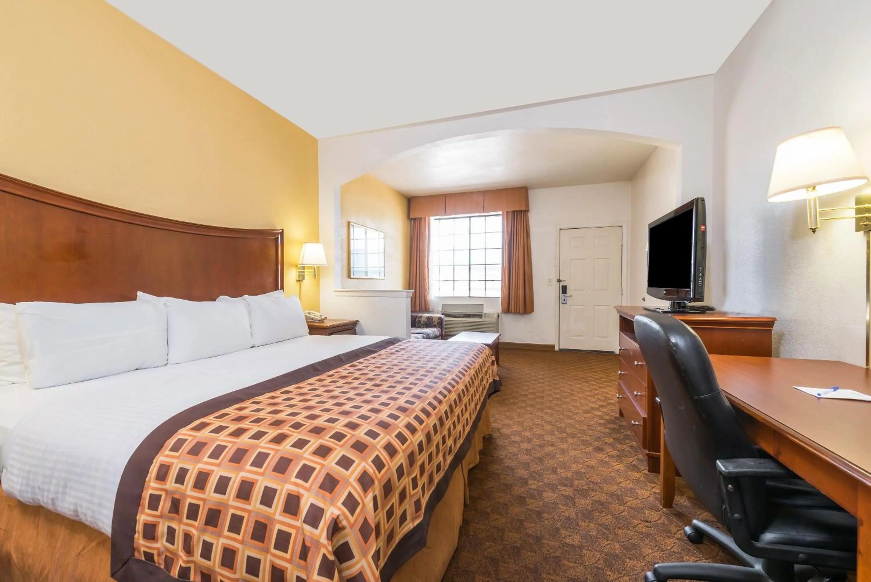 Deluxe King Suite in Americas Best Value Inn & Suites Fort Worth South