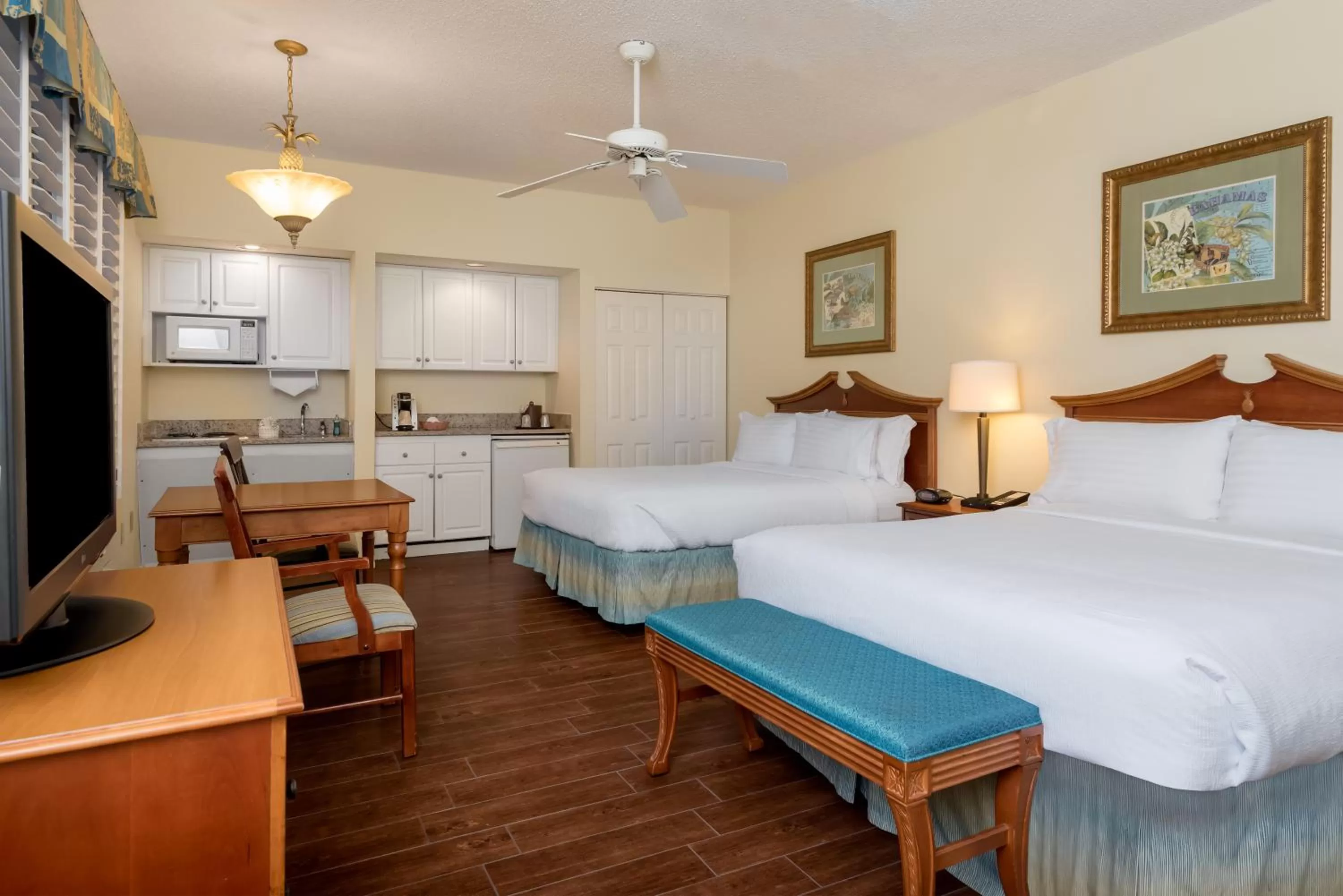 Queen Room with Two Queen Beds and Mobility Accessible Tub in Holiday Inn & Suites Clearwater Beach S-Harbourside
