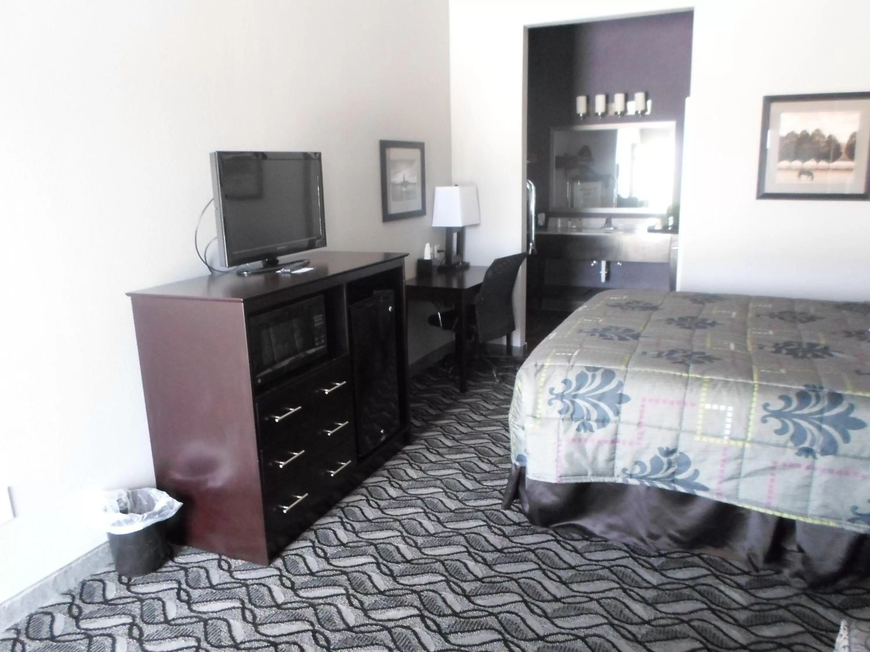 King Room - Disability Access - Non-Smoking in Studio 6-Beeville, TX