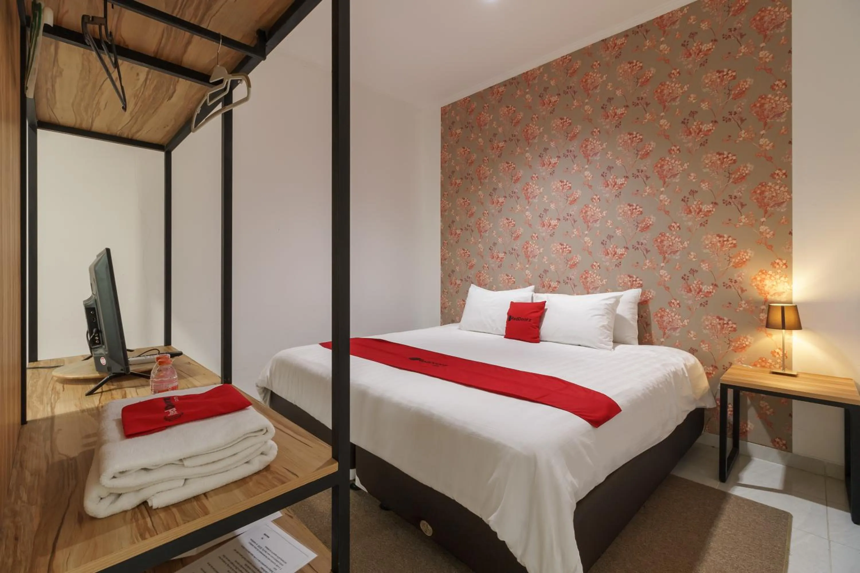Deluxe Room in RedDoorz Plus near Exit Toll Puncak 2