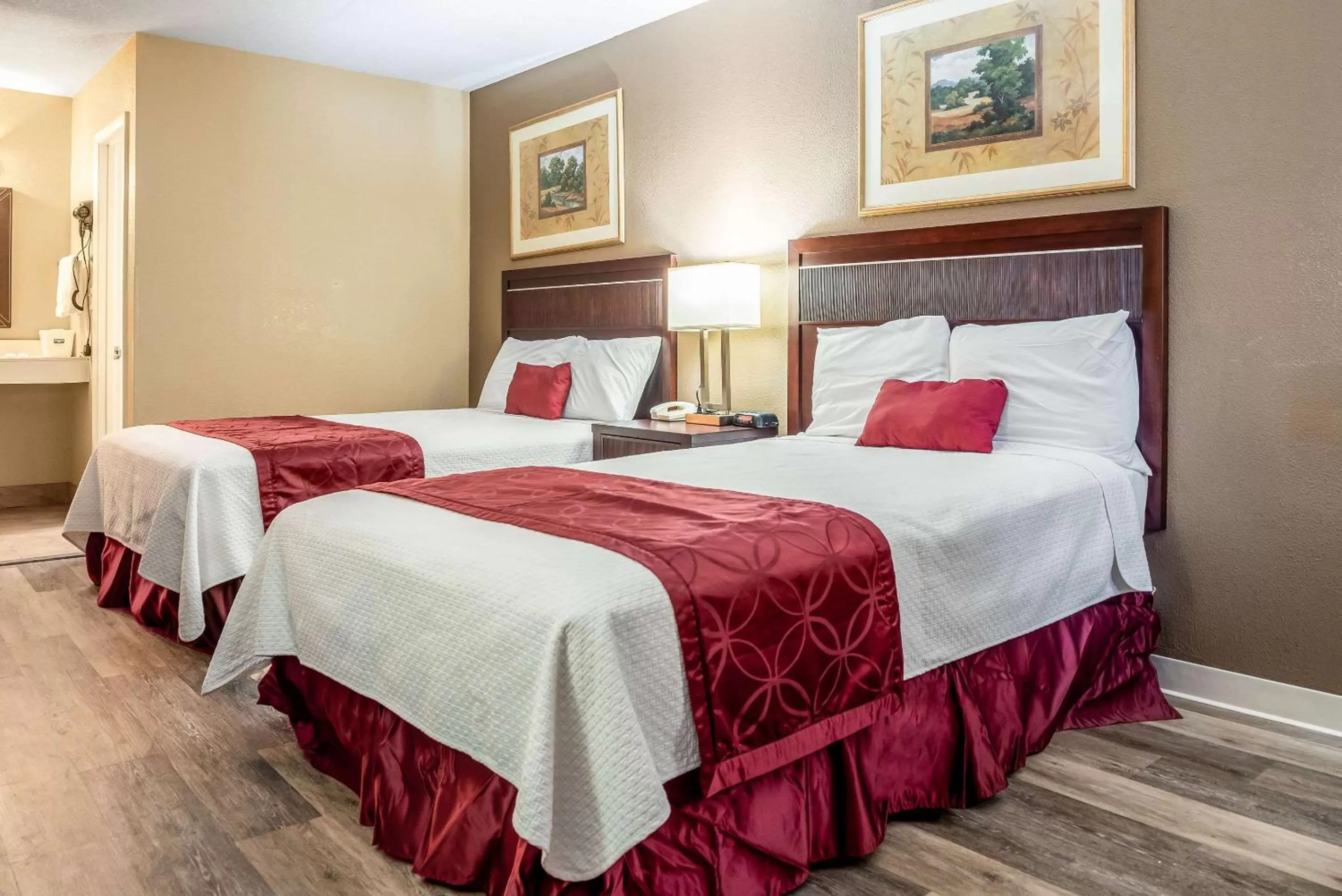 Double Room with Two Double Beds - Smoking in Rodeway Inn Bushnell