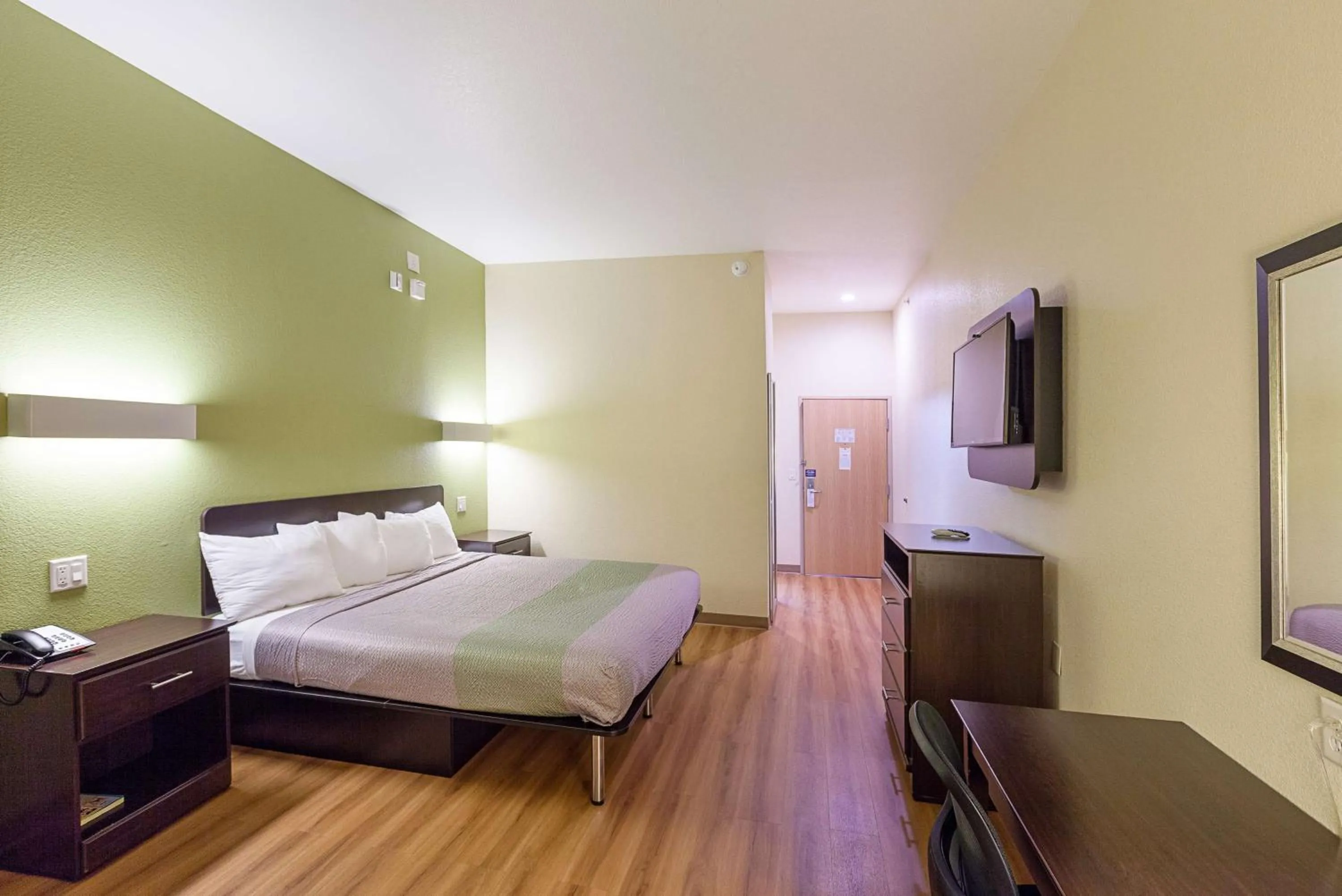 King Room with Roll-in Shower - single occupancy - Disability Access - smoking in Motel 6-Fort Worth, TX