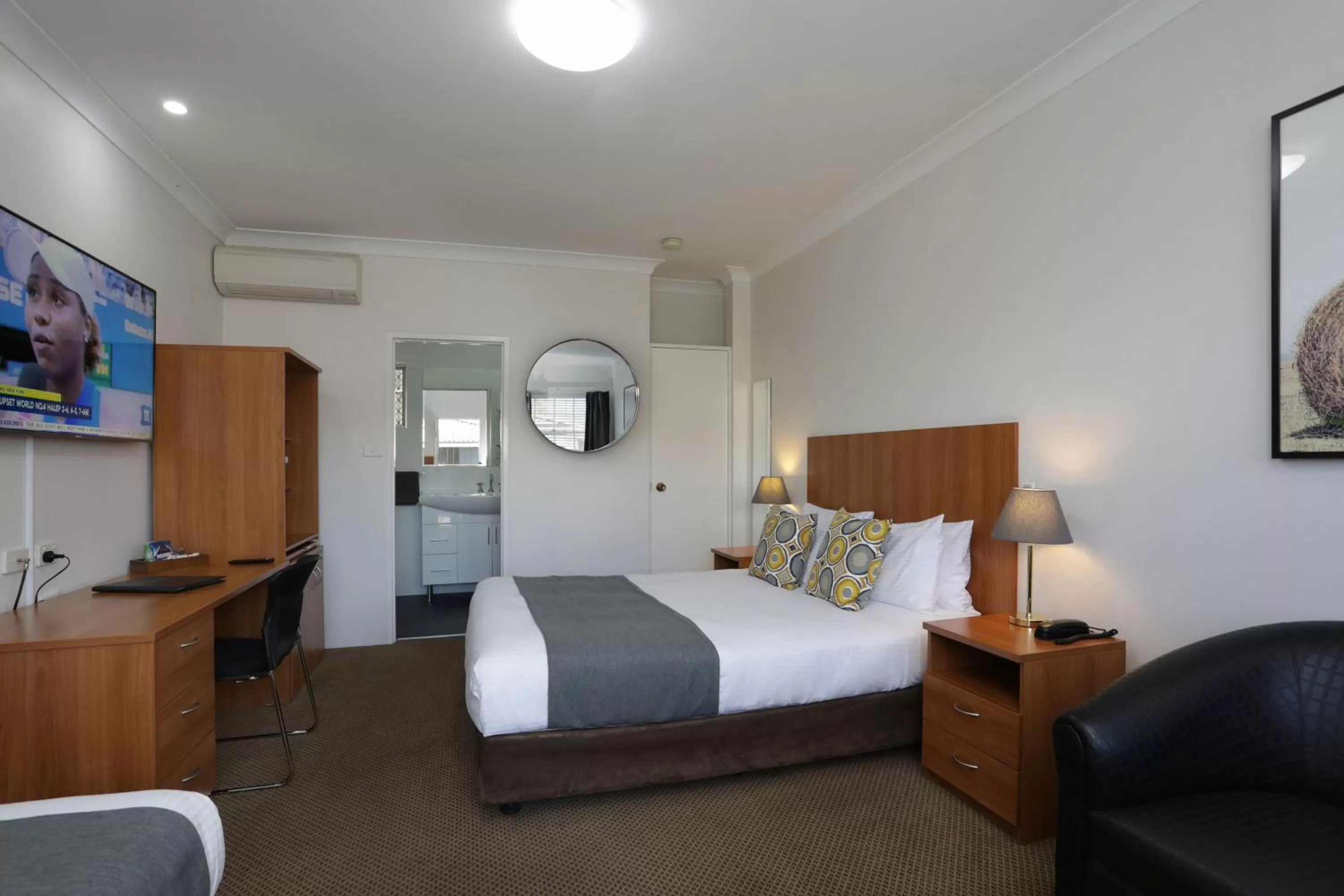 Standard Twin Room in Cadman Motor Inn and Apartments