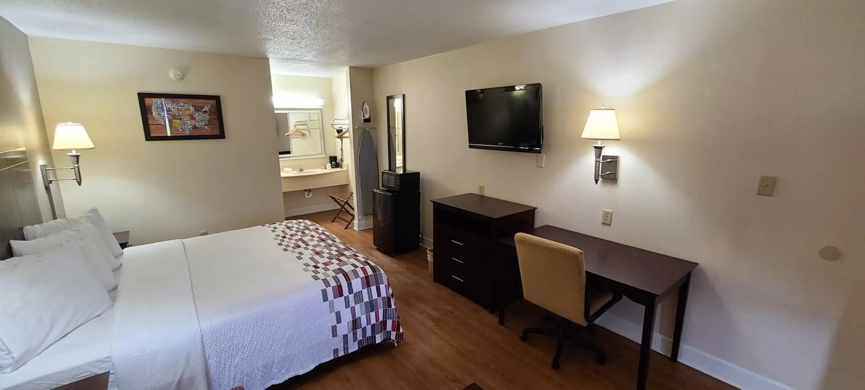 Superior King Room with Sofa Bed Smoking in Red Roof Inn Tifton
