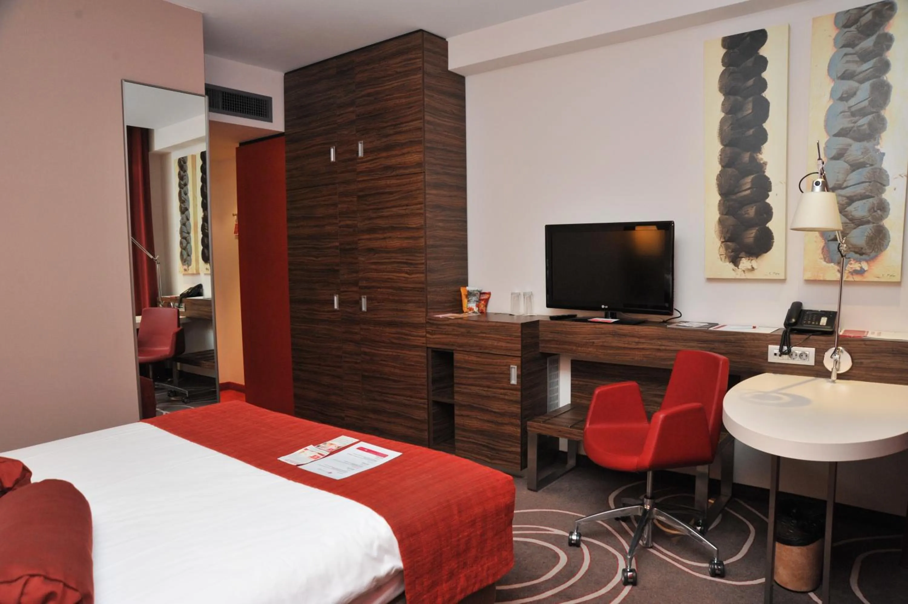 Queen Room in Hotel Ramada Pitesti