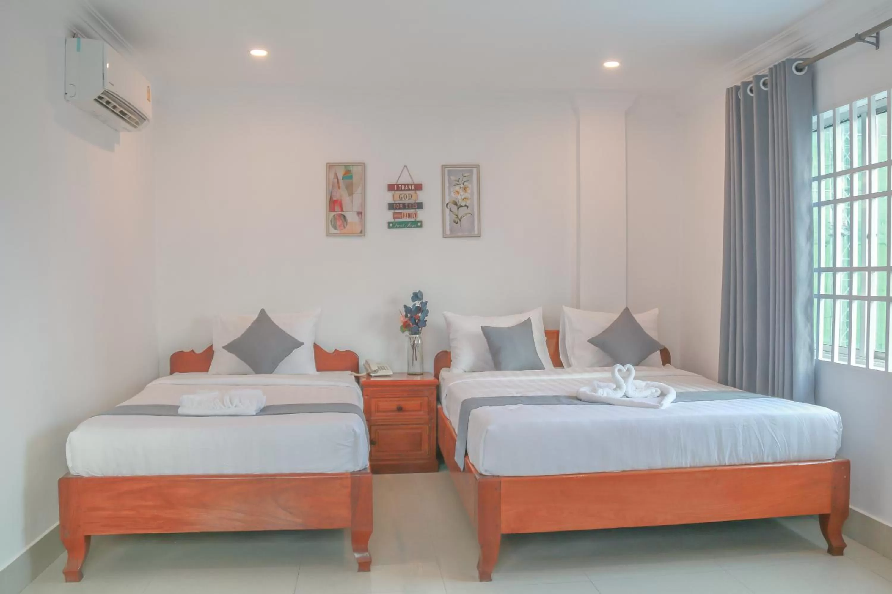 Deluxe Triple Room in White Corner Hotel