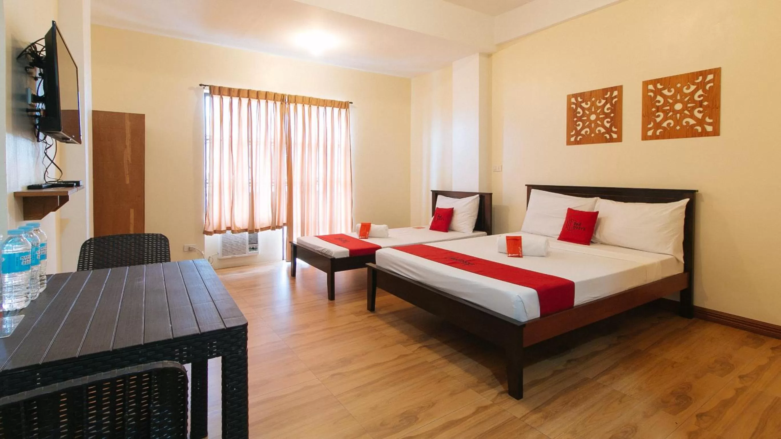 Triple Room in RedDoorz Plus near Johnson and Johnson Paranaque