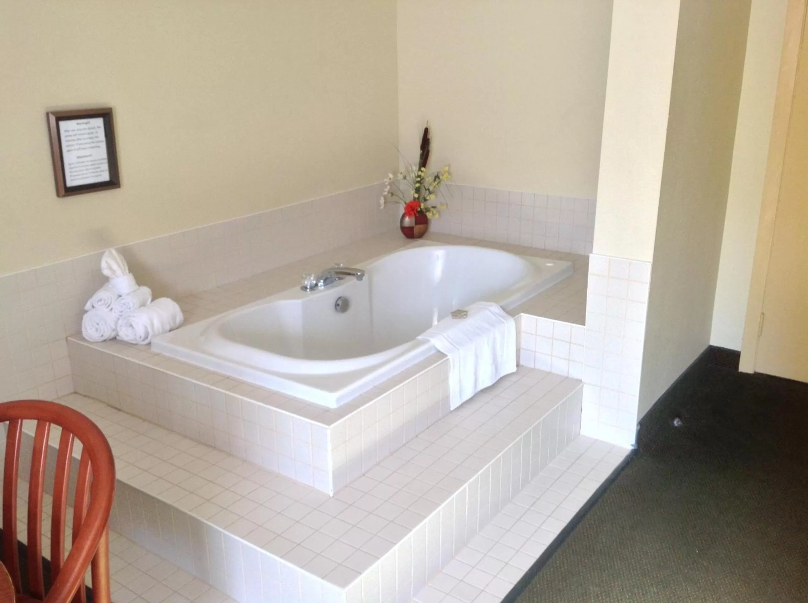King Suite with Spa Bath- Non-Smoking in Super 8 by Wyndham Campbellton NB