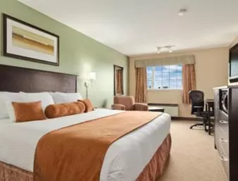 Deluxe King Room - Non-Smoking in Super 8 by Wyndham Saskatoon Near Saskatoon Airport
