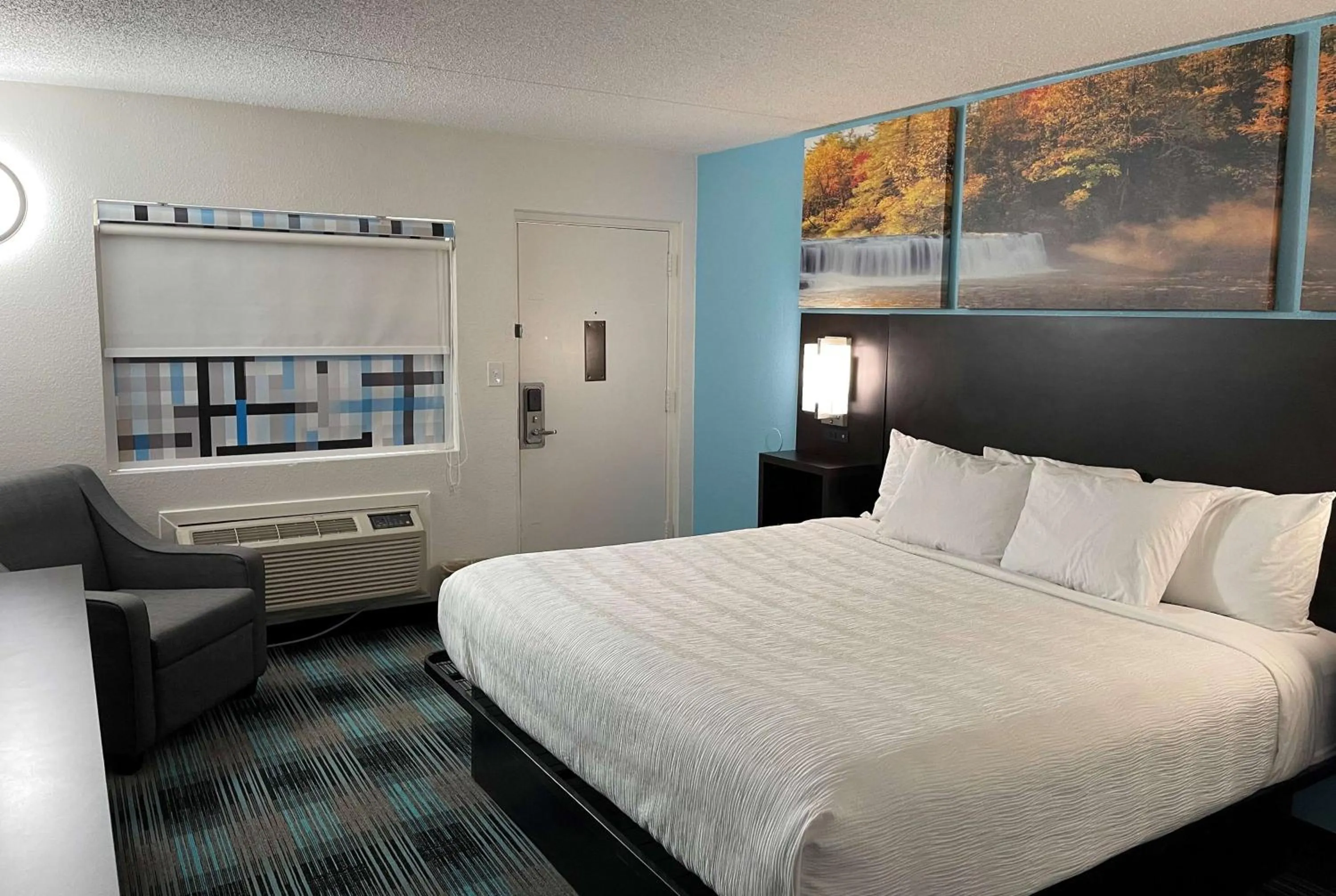 King Room - Non-Smoking in Days Inn by Wyndham Calhoun GA I-75 and US-41