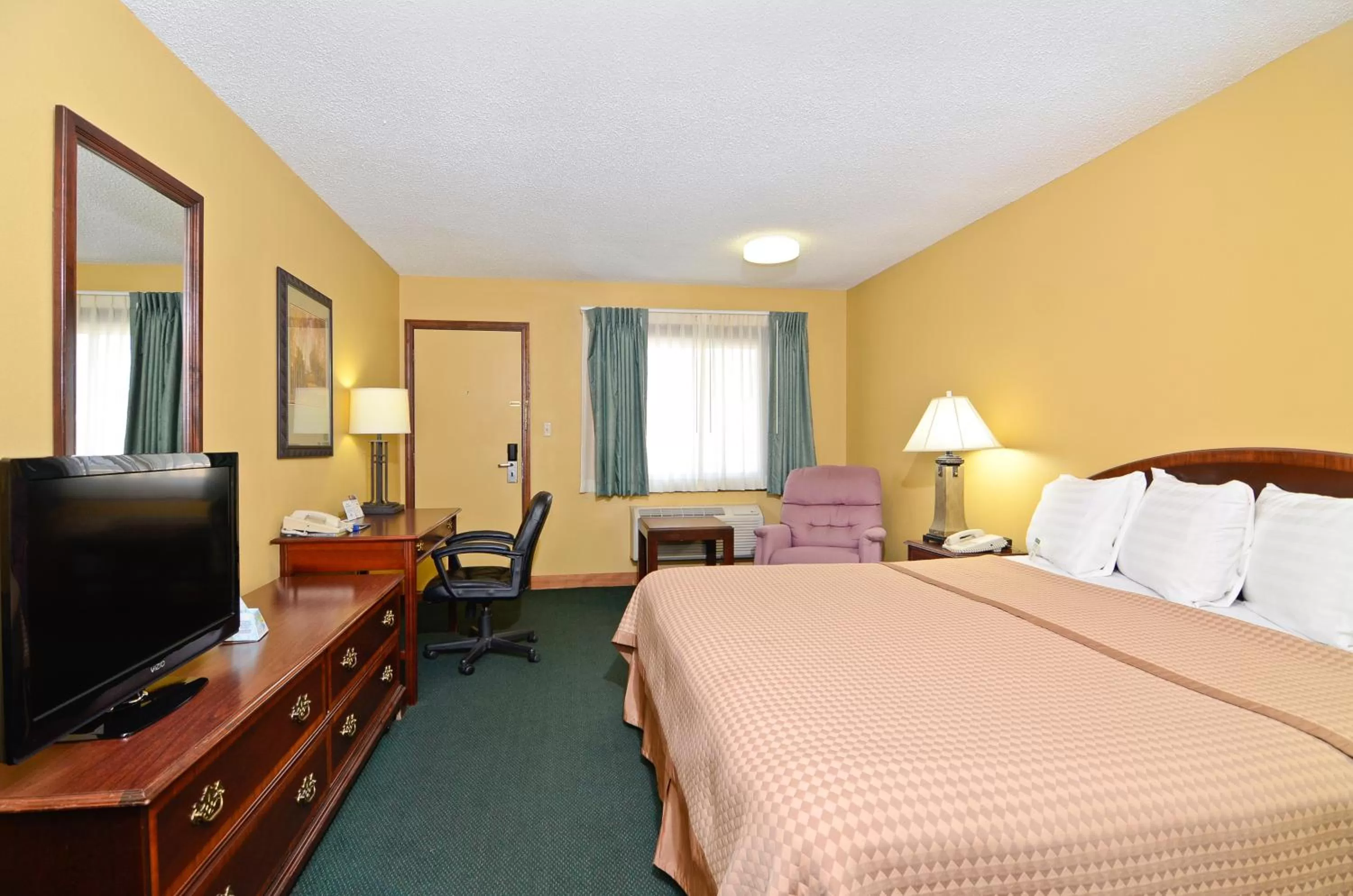 King Room - Non-Smoking in Americas Best Value Inn Iola