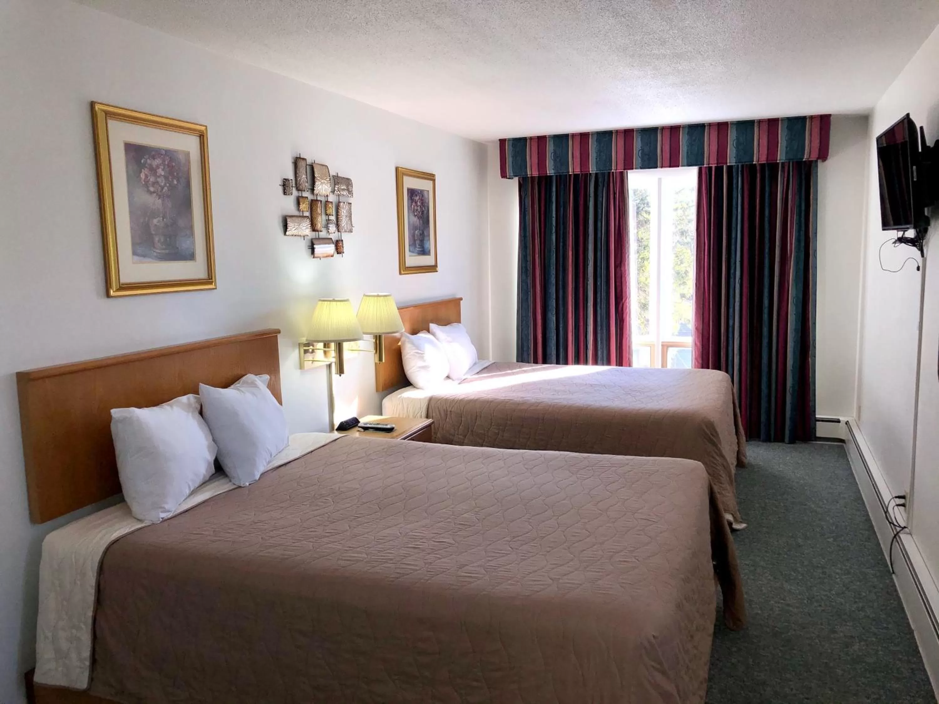 Premium Queen Suite with Two Queen Beds in Budget Host Inn