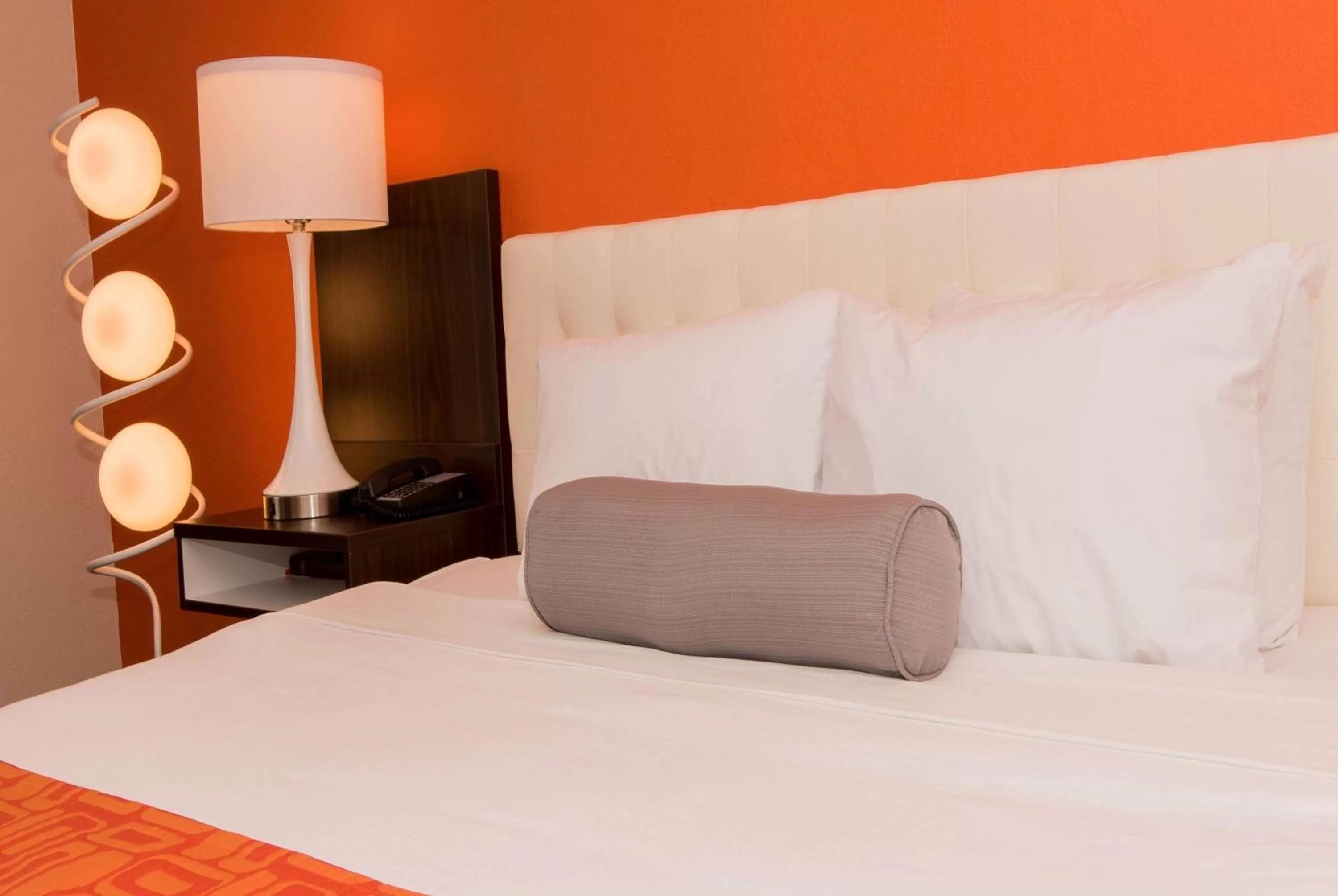 Queen Room - Disability Access/Non-Smoking in Howard Johnson by Wyndham Portsmouth