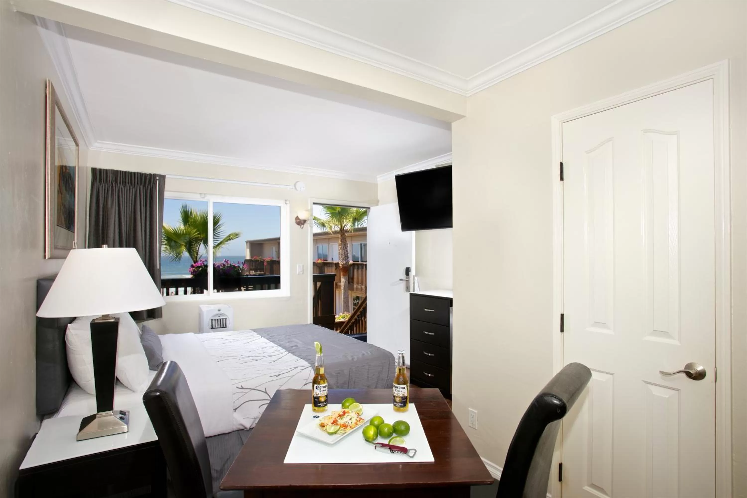 Queen Room with Partial Ocean View in Ocean Beach Hotel