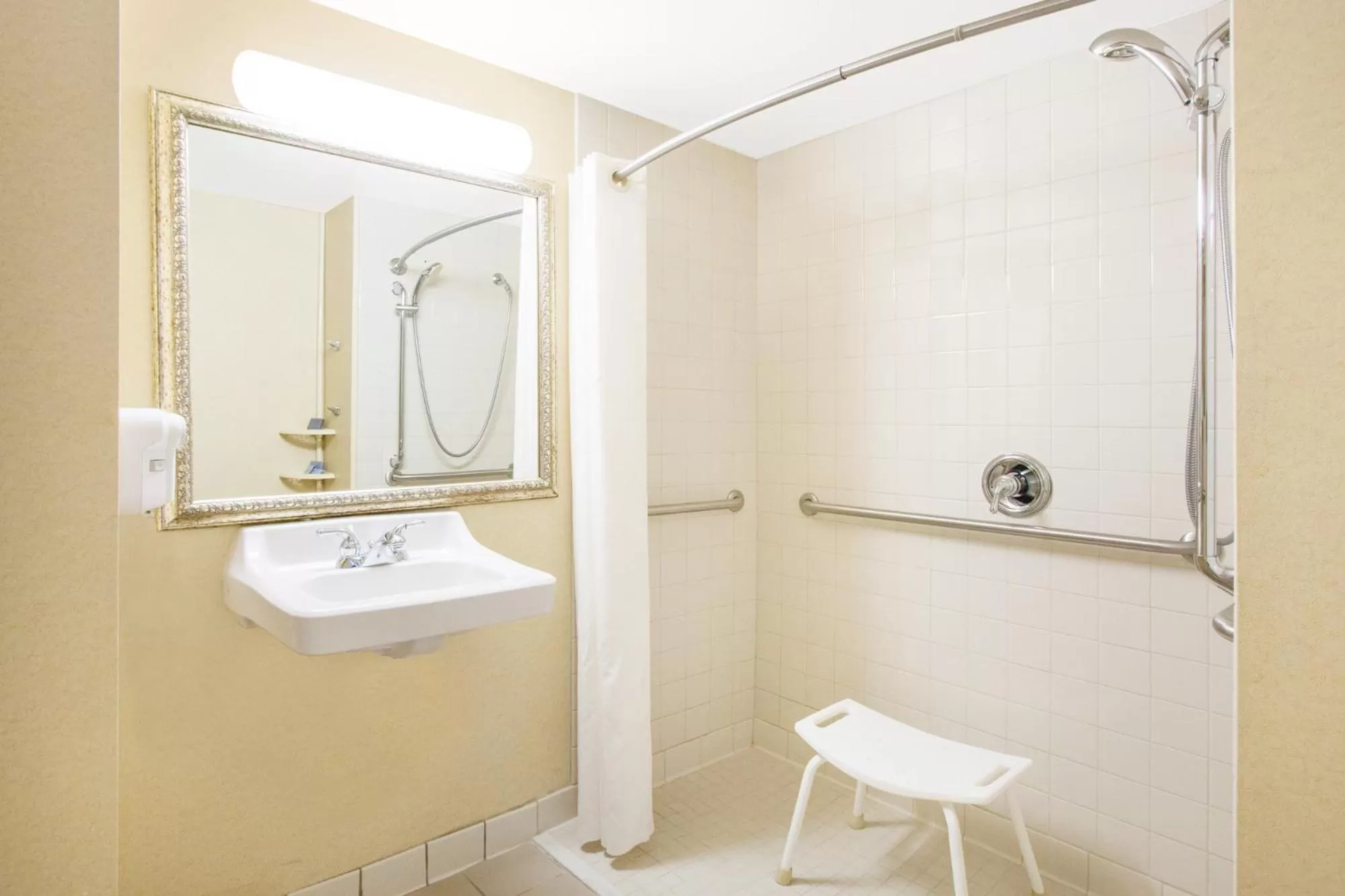 Deluxe King Room - Disability Access - Non-Smoking in Wingate by Wyndham Bentonville