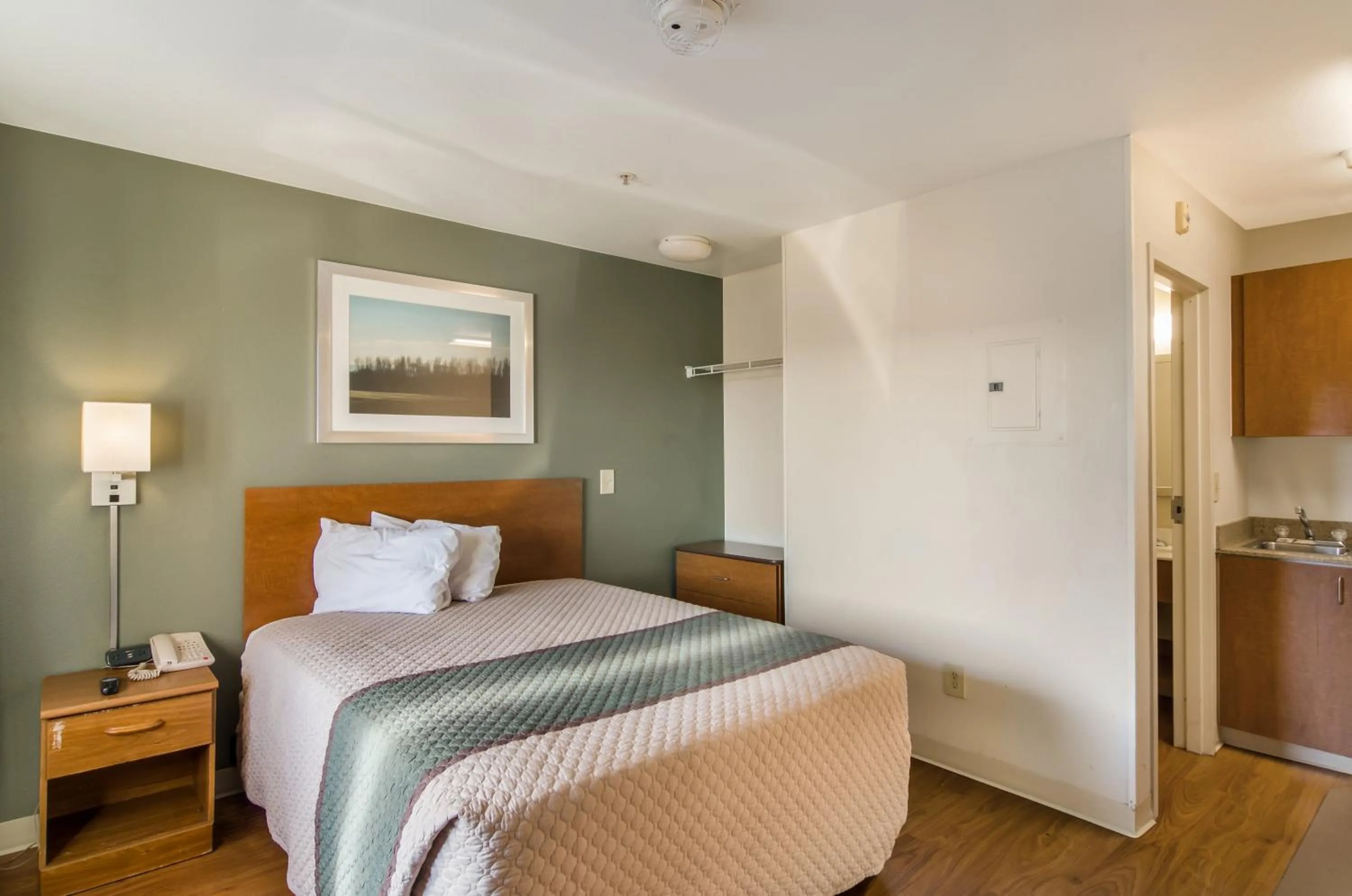 Studio Queen Room Non-Smoking in HomeTowne Studios by Red Roof Denver - Airport/Aurora