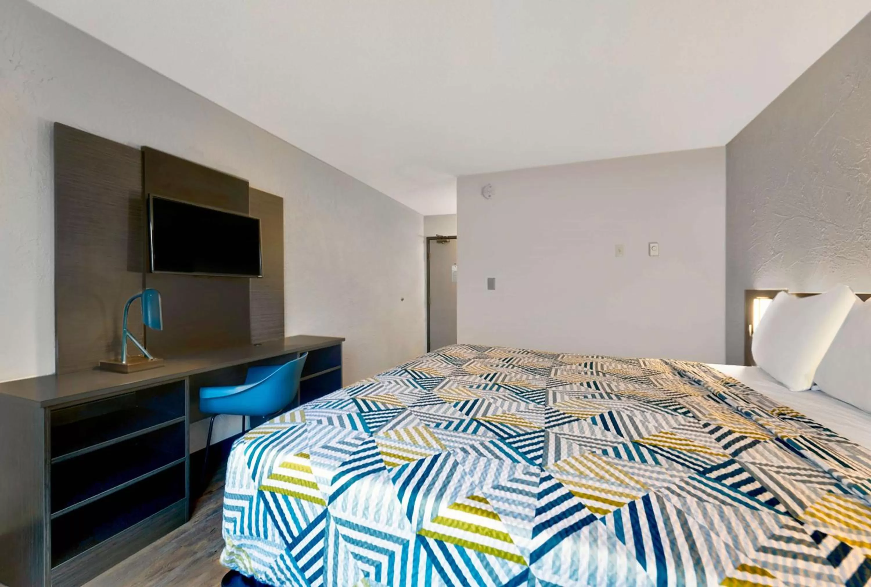 Queen Room - Non-Smoking in Motel 6-Oak Creek, WI