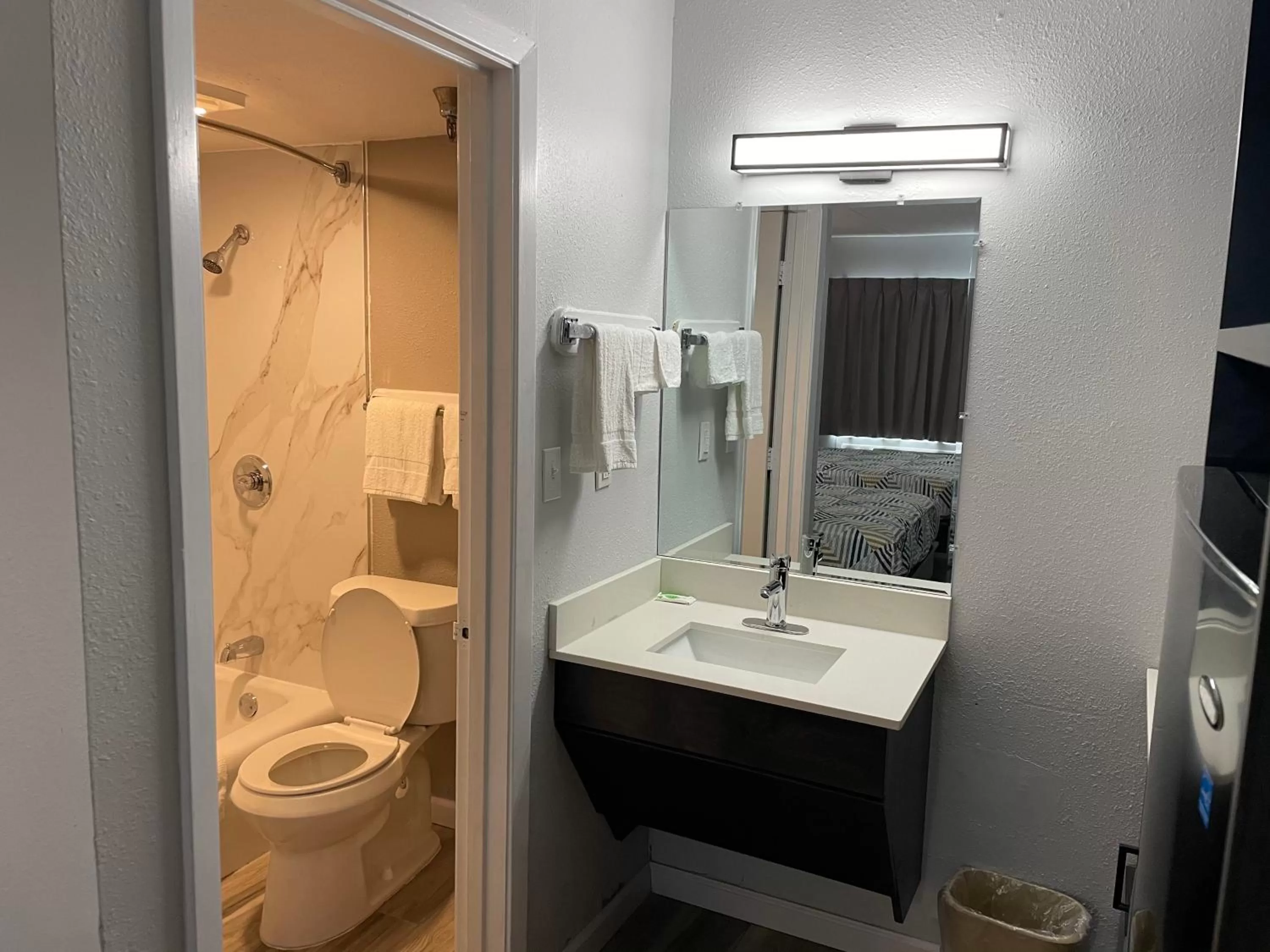 King Room - Disability Access - Non-Smoking in Studio 6 Vicksburg, MS- Downtown