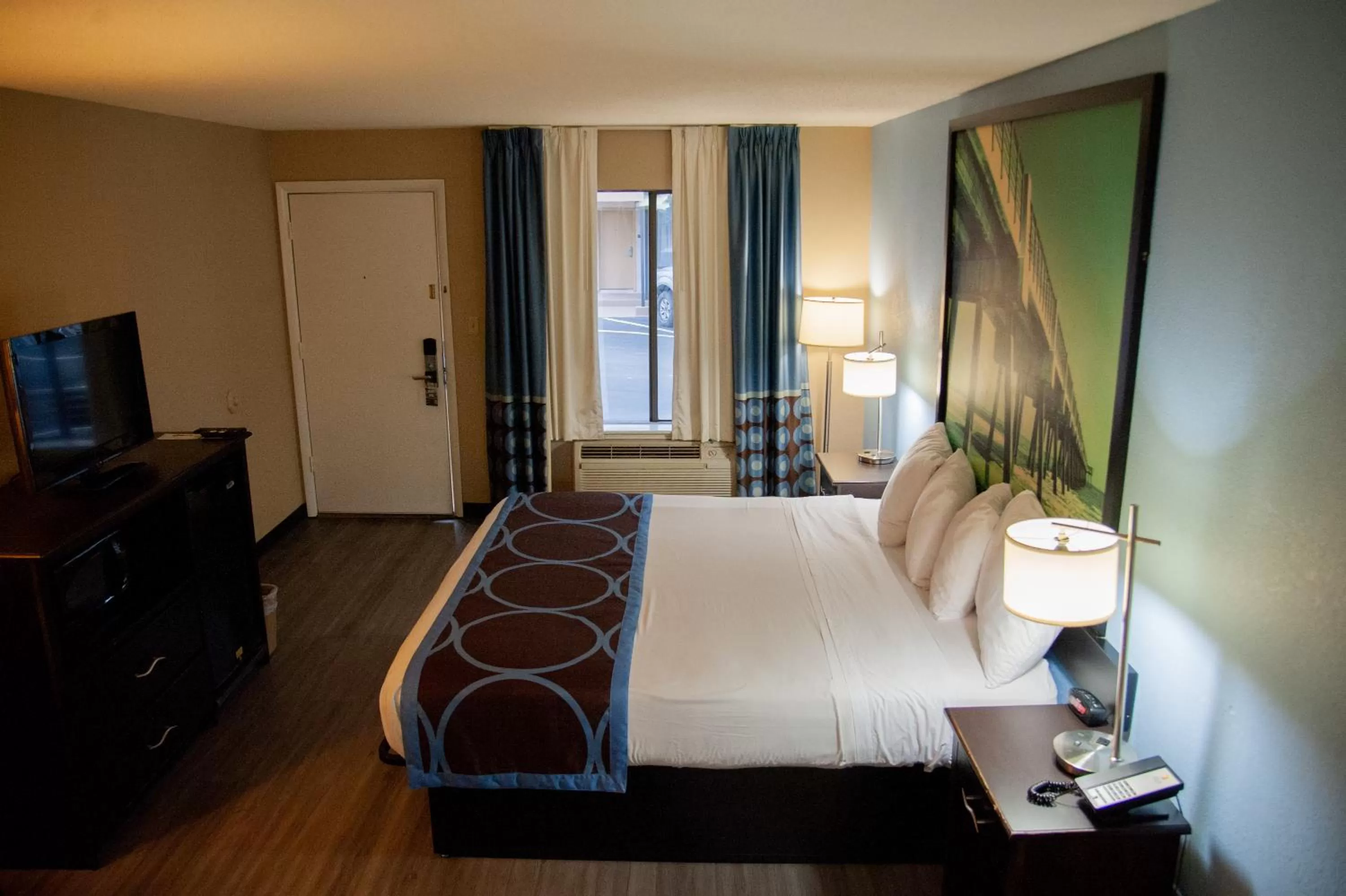 Standard King Room - Non-Smoking  in Super 8 by Wyndham Crestview