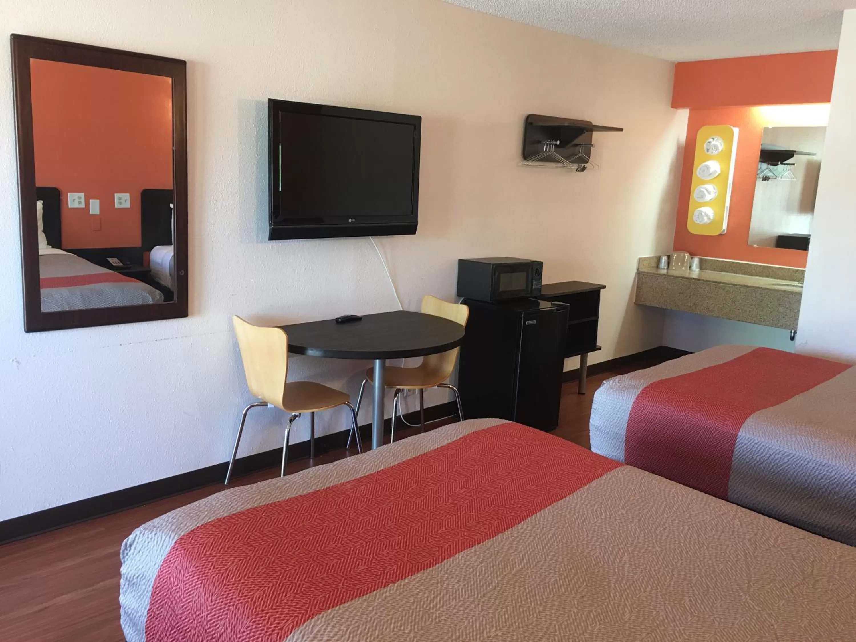 Deluxe Quadruple Room - Non-Smoking in Motel 6-Richmond, VA - Midlothian Turnpike