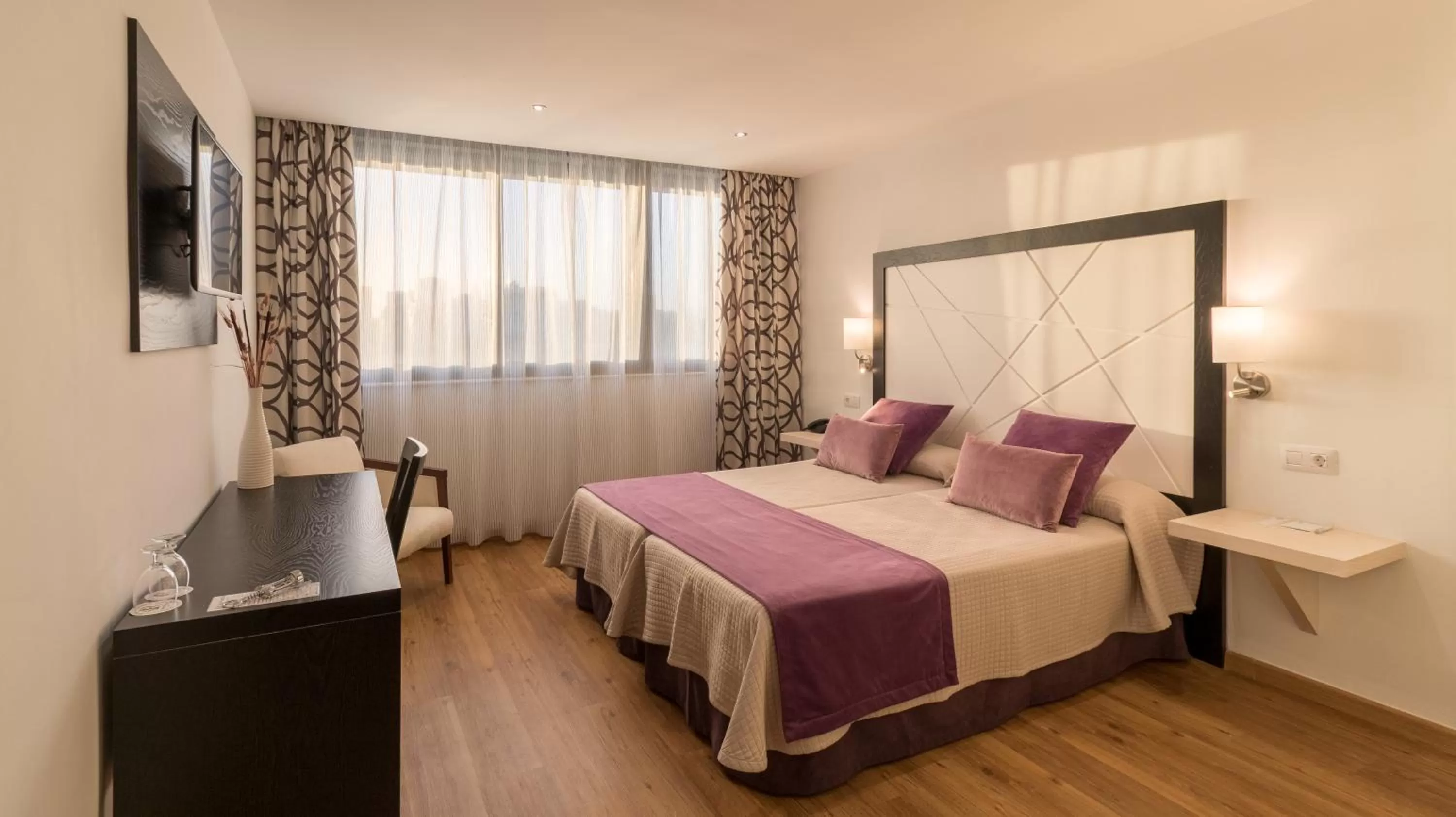 Double or Twin Room (1-2 Adults) in Hotel Colon Rambla