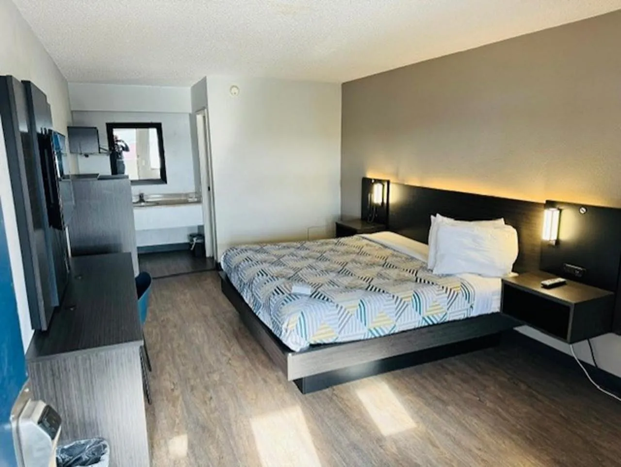 King Room - single occupancy - Non-Smoking in Motel 6-Cedar Rapids, IA