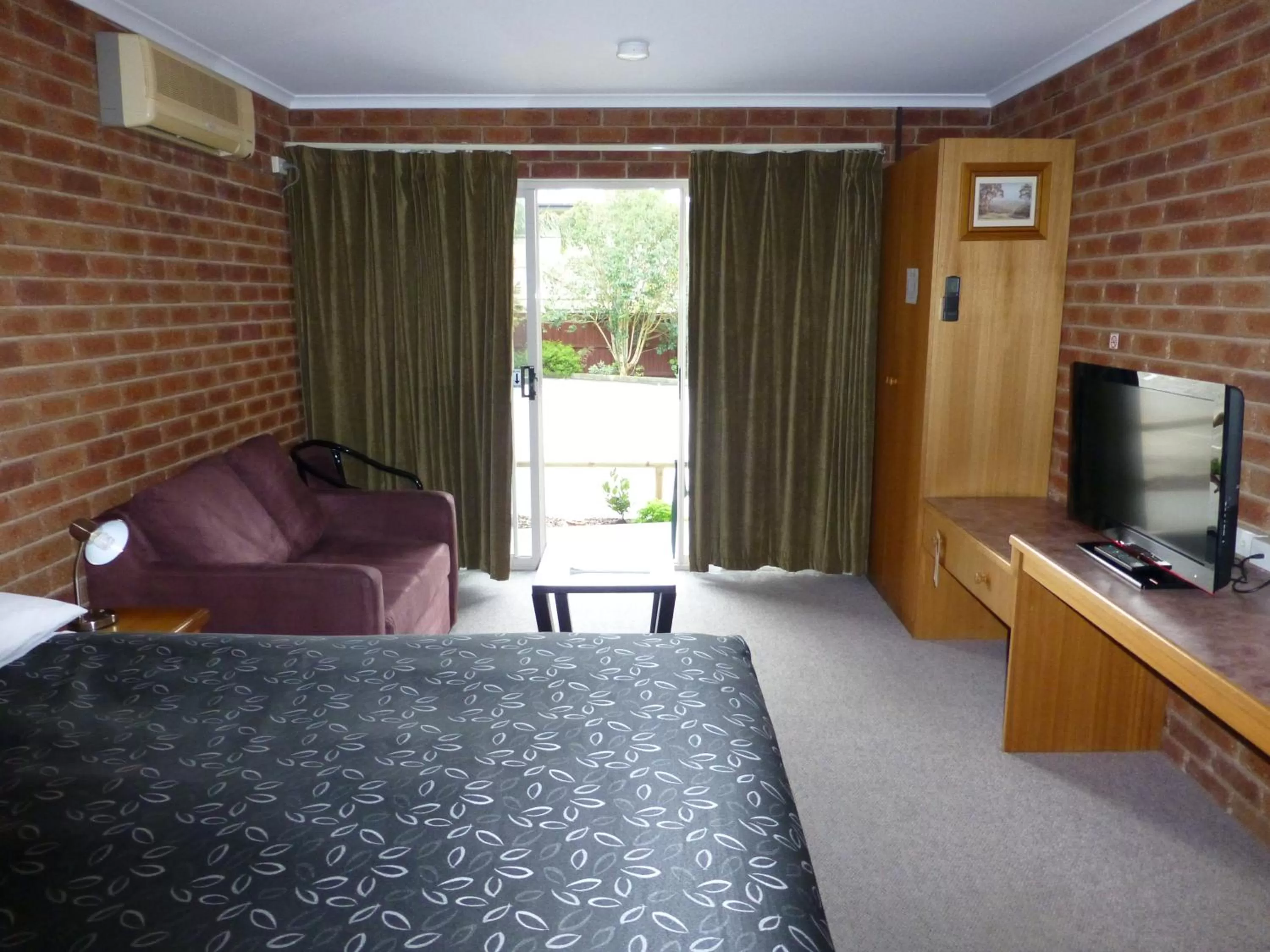Queen Room in Inverloch Central Motor Inn