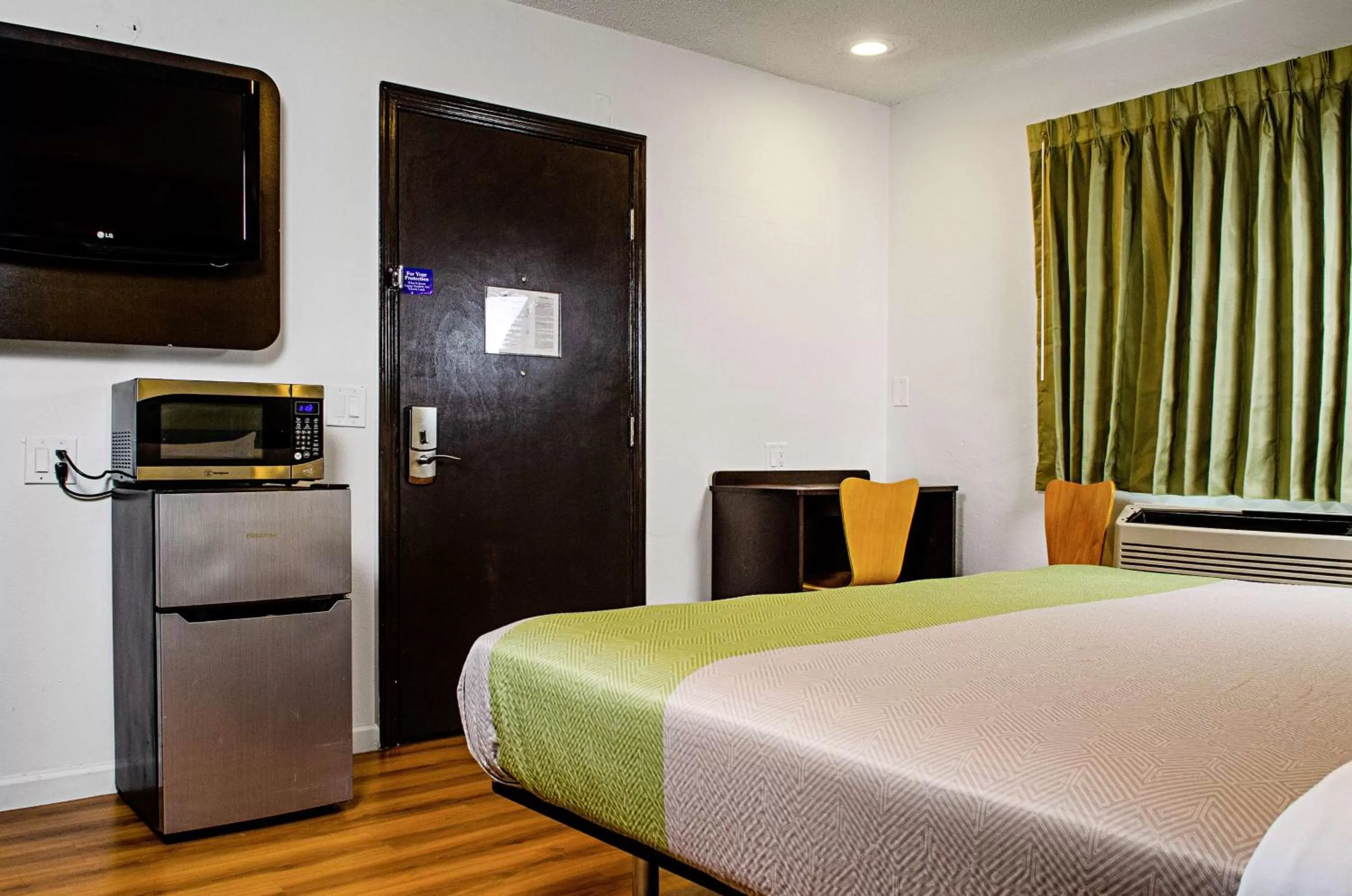 King Room - single occupancy - Non-Smoking in Motel 6-Modesto, CA - Downtown