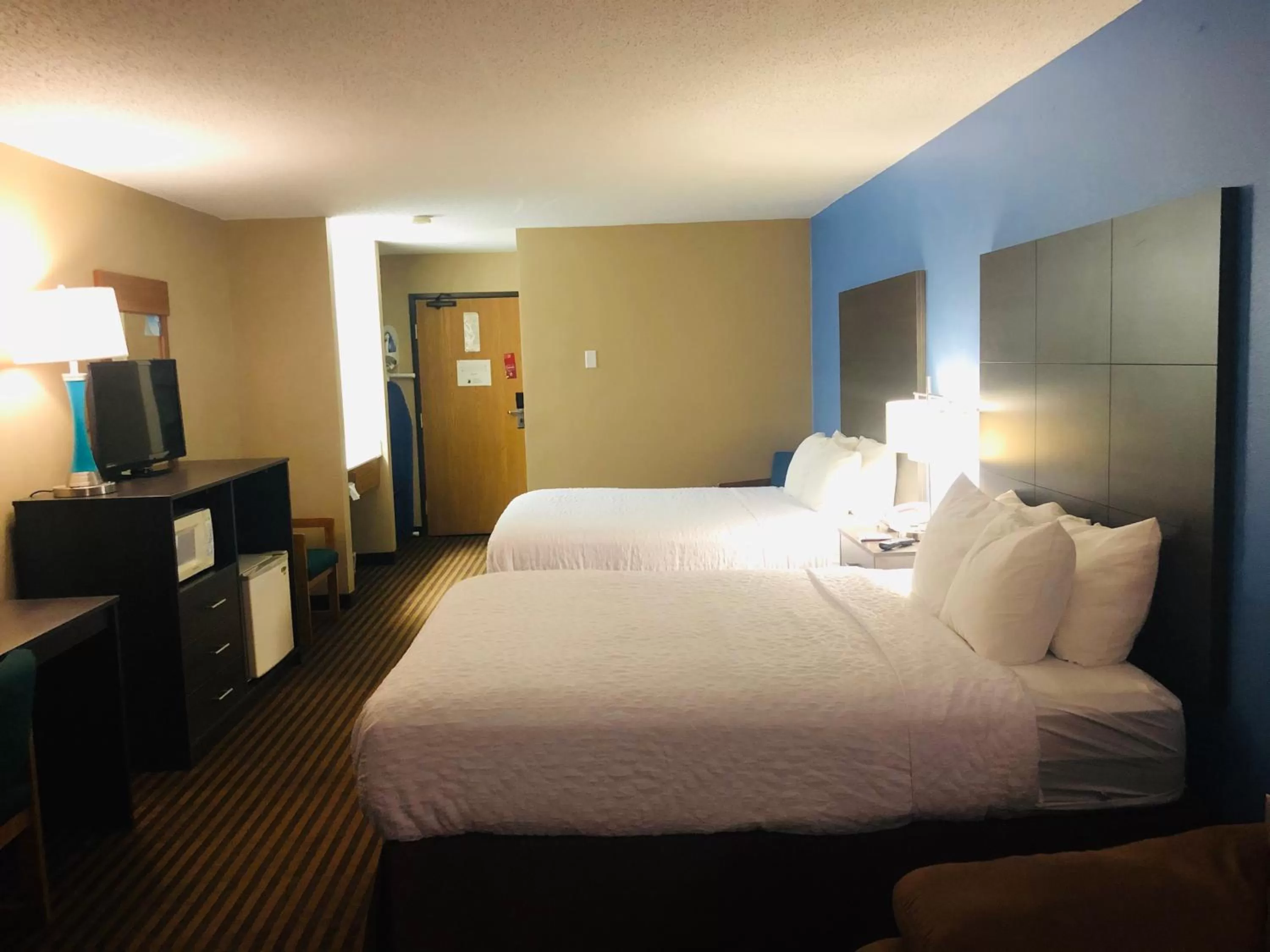 Deluxe Queen Room with Two Queen Beds - Non-Smoking in Boarders Inn & Suites by Cobblestone Hotels Columbus