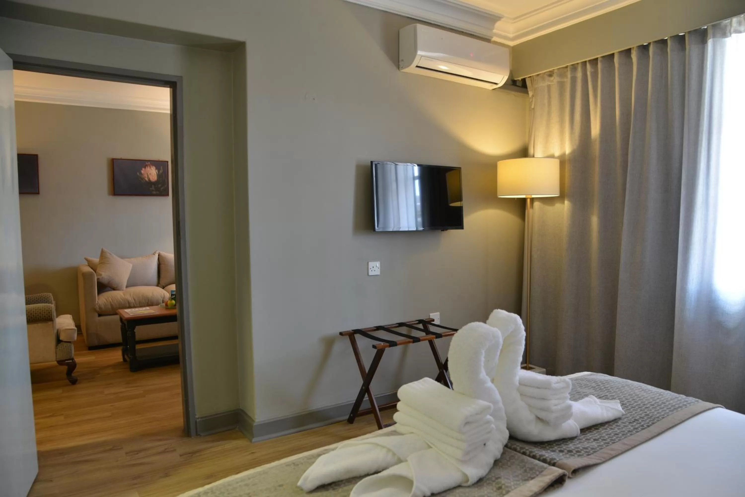 Suite in Cresta Jameson Hotel