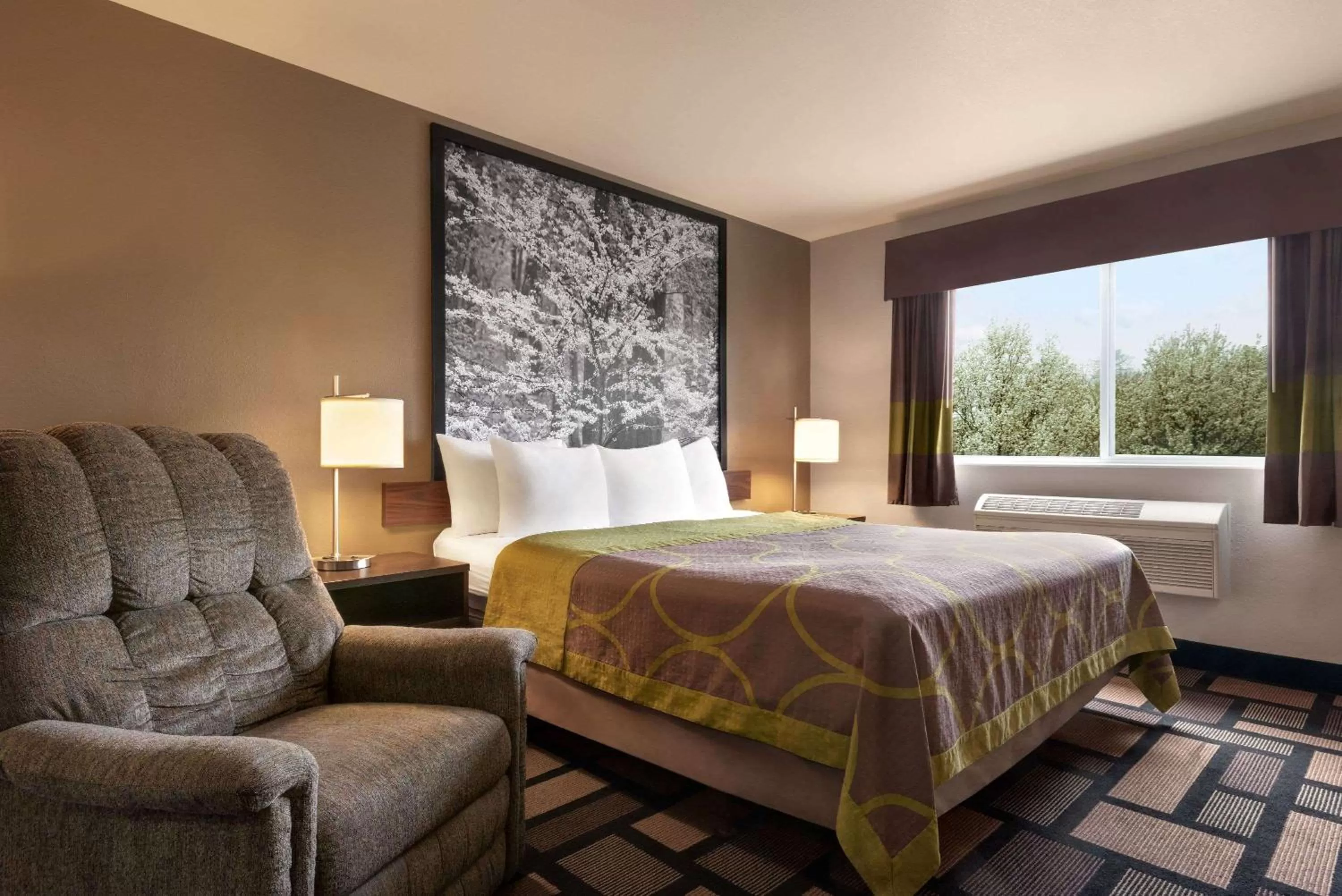 King Room - Smoking  in Super 8 by Wyndham Akron S/Green/Uniontown OH