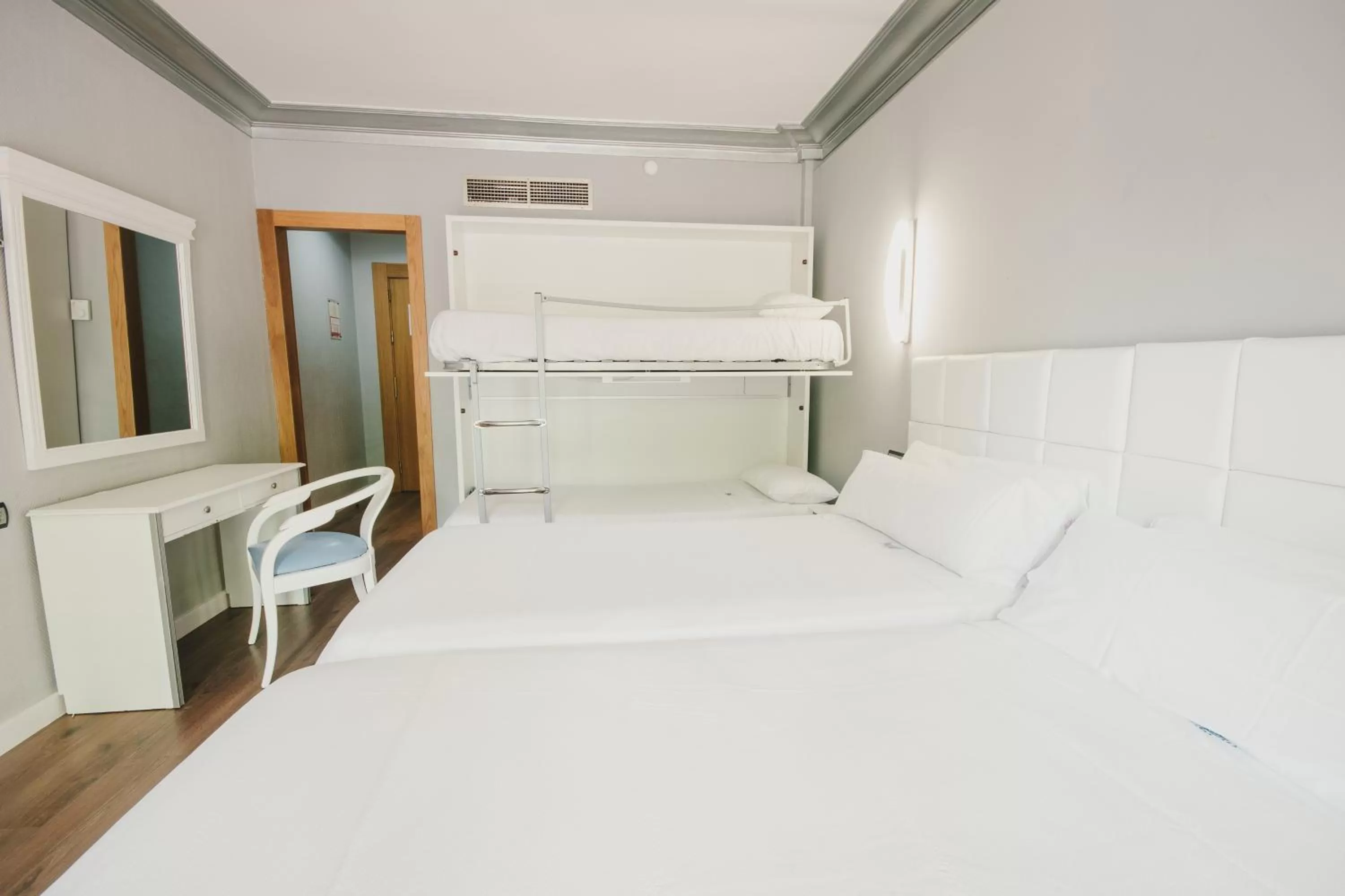 Family Room in Hotel Los Angeles Granada