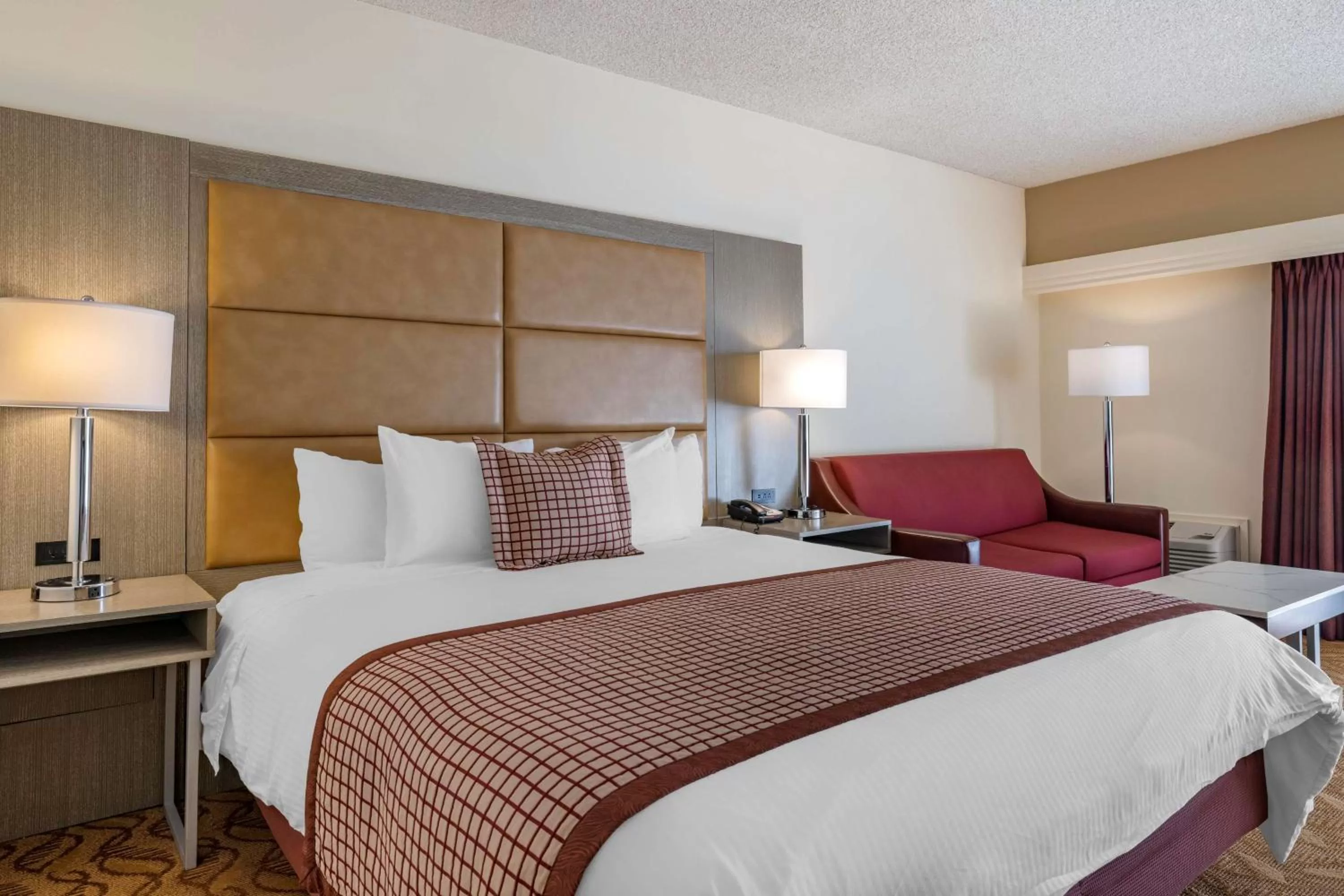 King Suite with Sofa Bed, Spa Bath and Living Room - Non-Smoking in Best Western Plus Thousand Oaks Inn