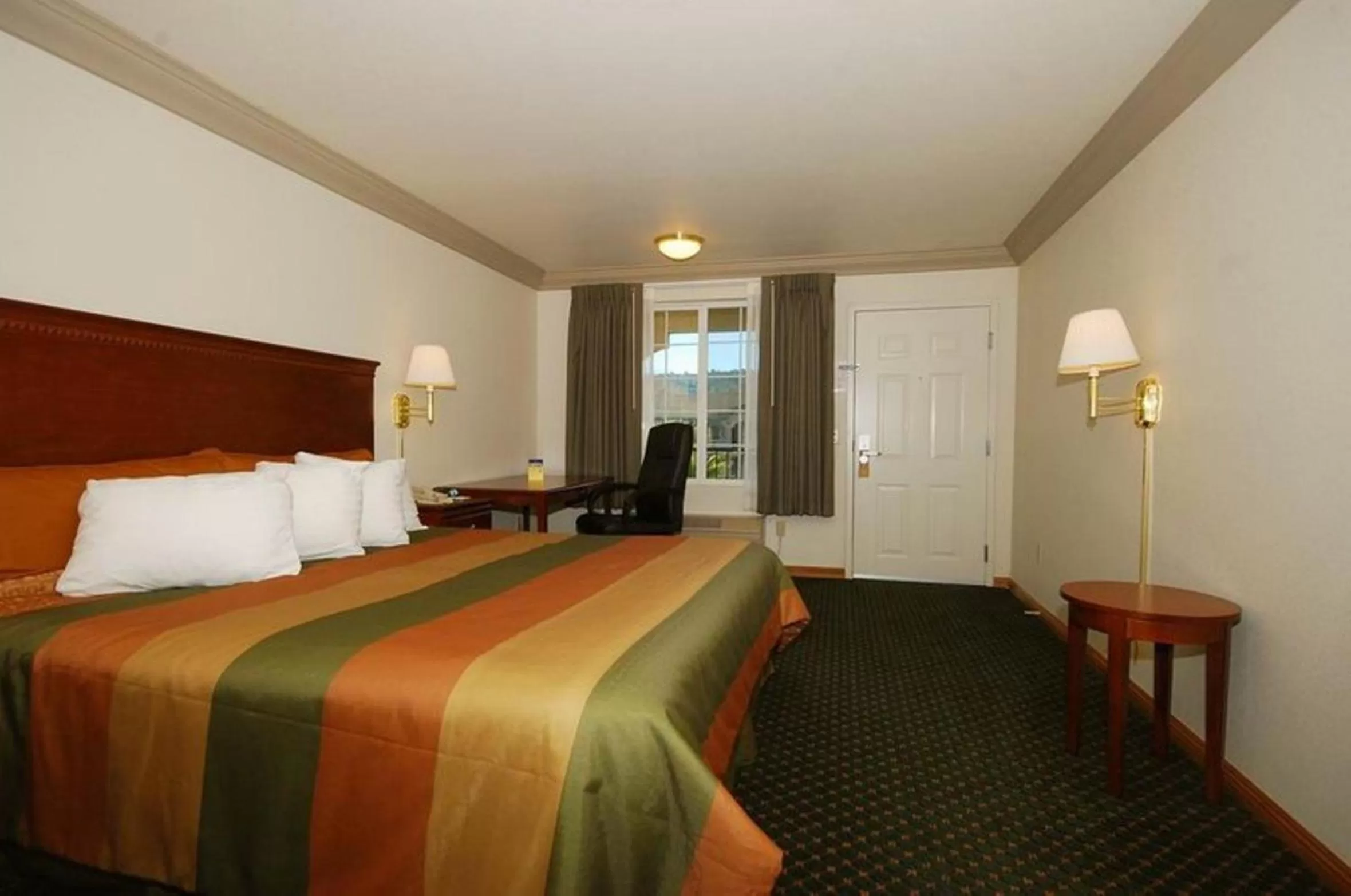 King Room in Cloverdale Wine Country Inn & Suites