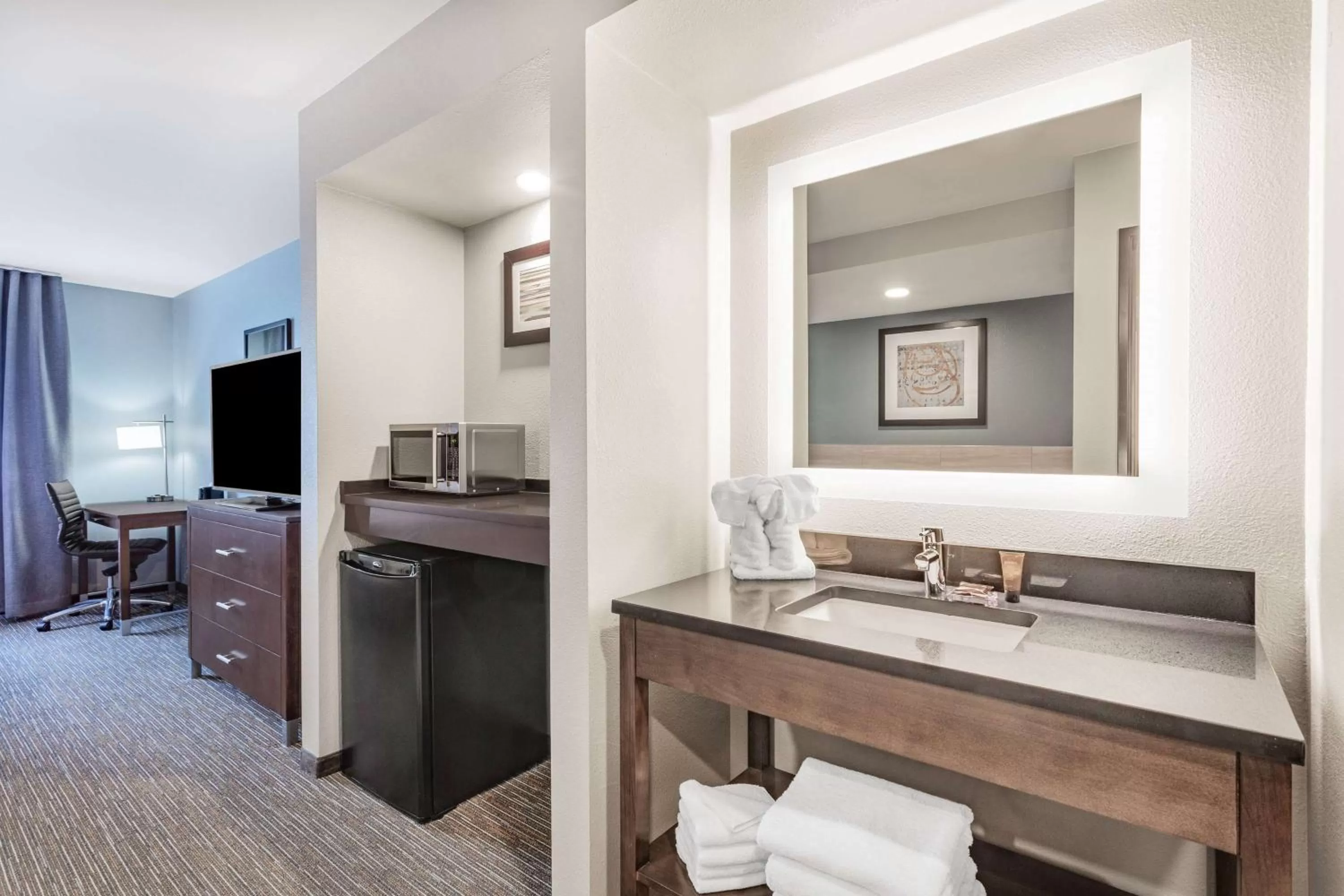 Three-Bedroom Deluxe Suite - Non-Smoking in Wingate by Wyndham Wisconsin Dells Waterpark