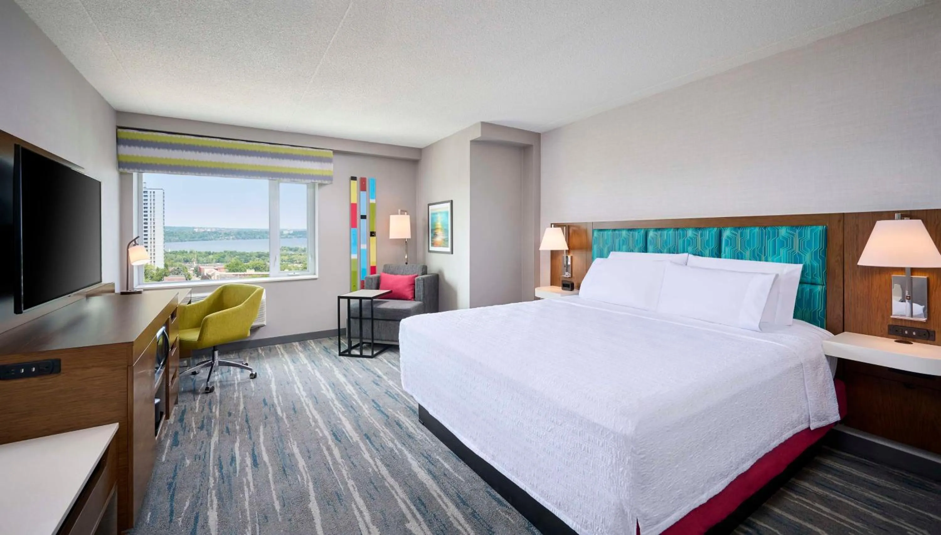 King Room with Bath Tub - Disability Access in Hampton Inn By Hilton Hamilton