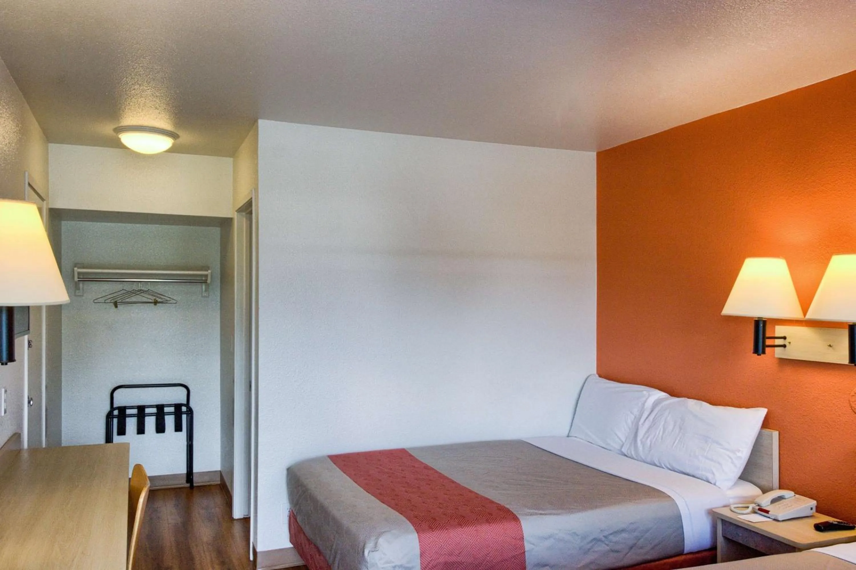 Double Room - single occupancy - Disability Access - Roll In Shower in Motel 6-Everett, WA - North