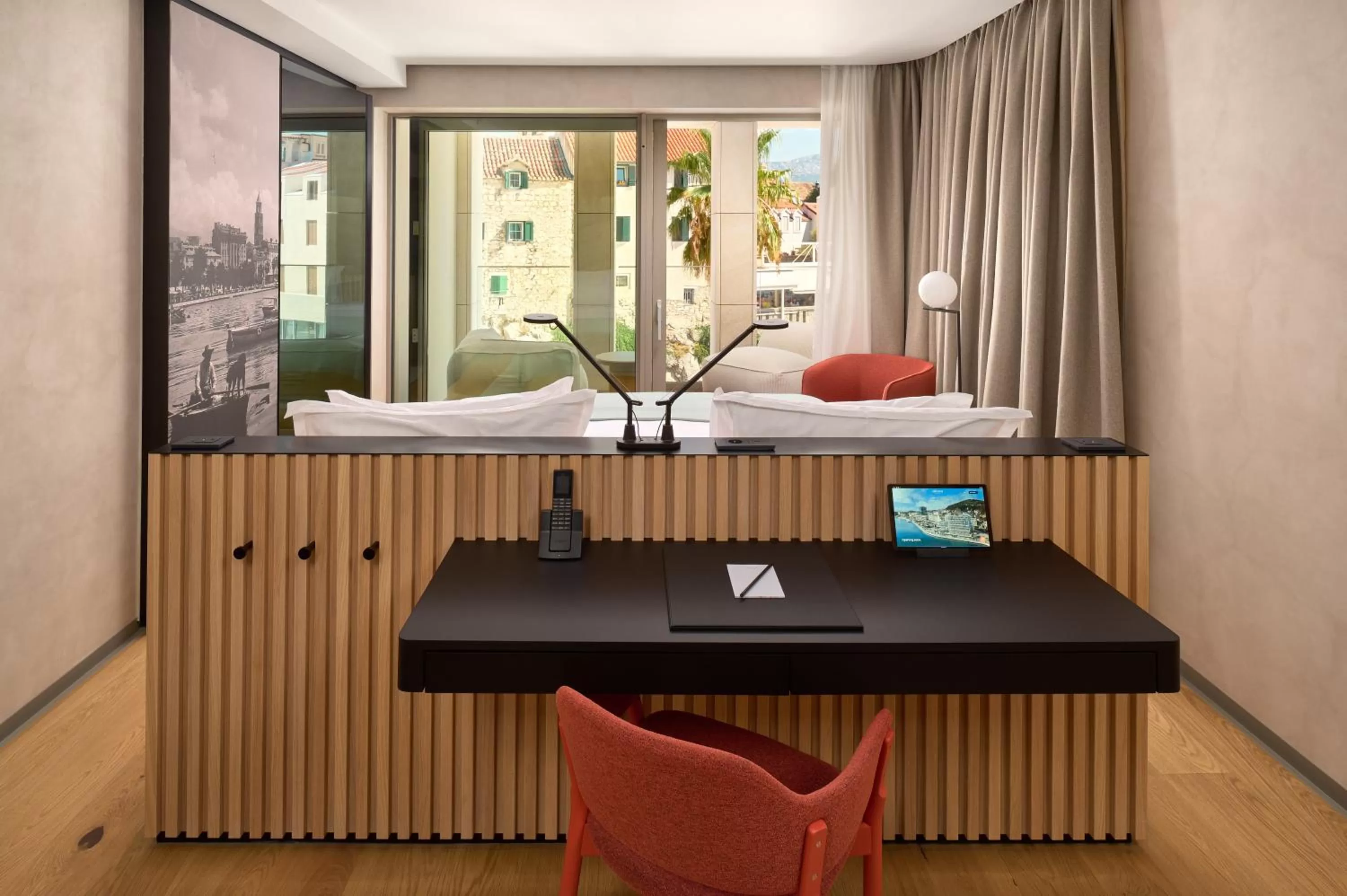 Premium Twin Room with Balcony and City View in Hotel Ambasador